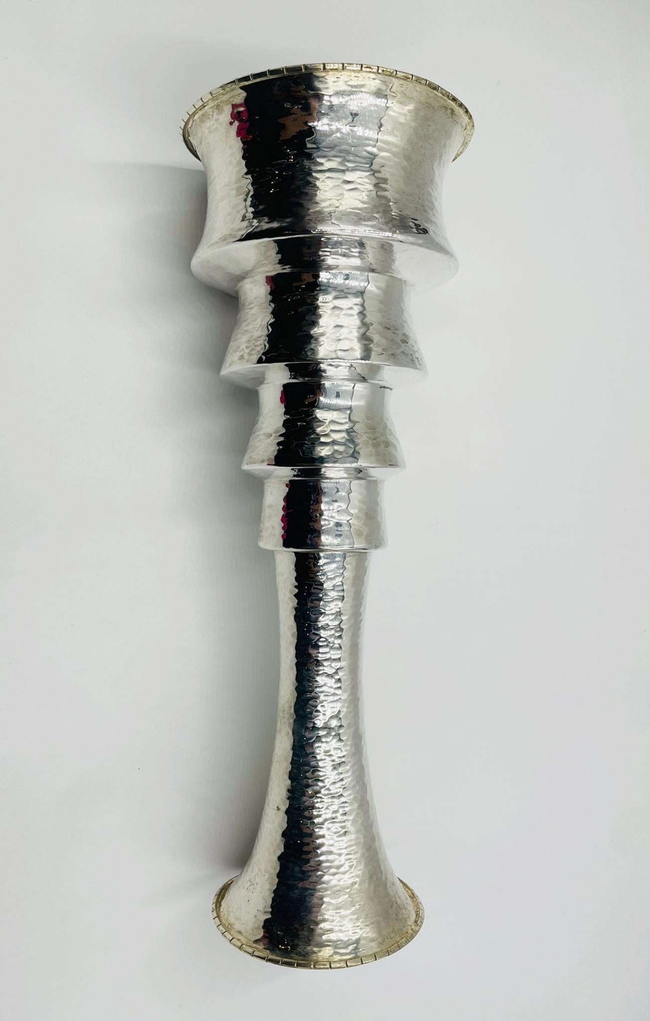 Moderno Raro vaso o portacandele scultoreo in argento di Emilia Castillo, messicano in vendita