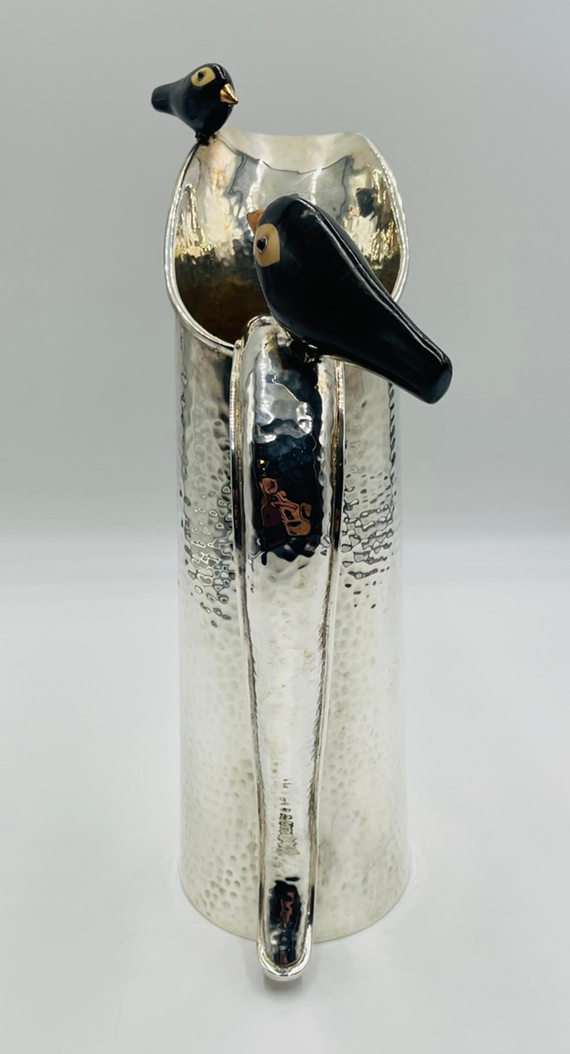 Una rara e stravagante brocca per l'acqua placcata in argento progettata e realizzata a mano a Taxco, in Messico, dalla rinomata artista Emilia Castillo, celebre per i suoi oggetti scultorei da tavola e per aver portato avanti la leggendaria