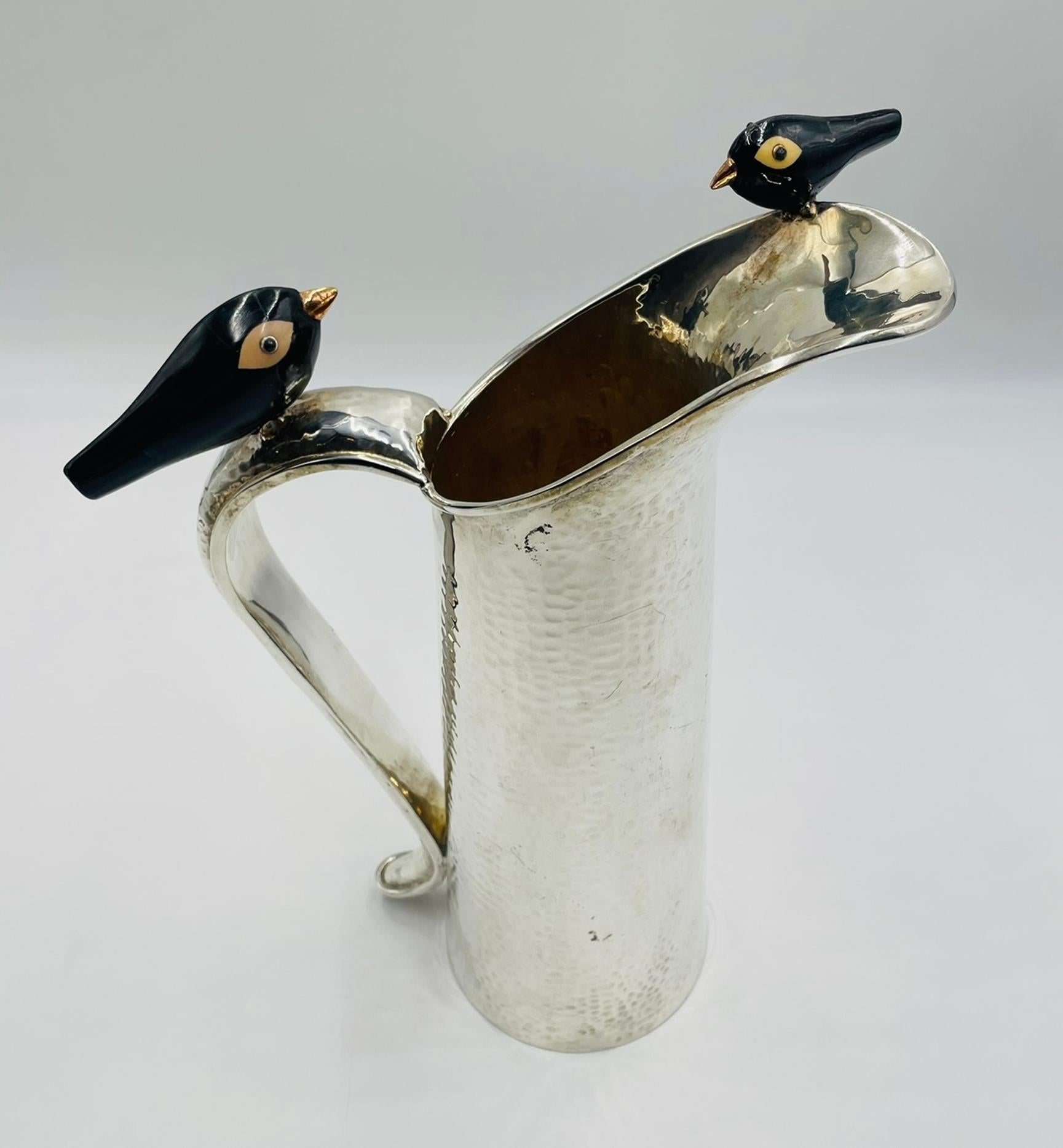 Moderno Rara brocca di Emilia Castillo placcata in argento con uccelli in onice e diaspro, Taxco Messico in vendita