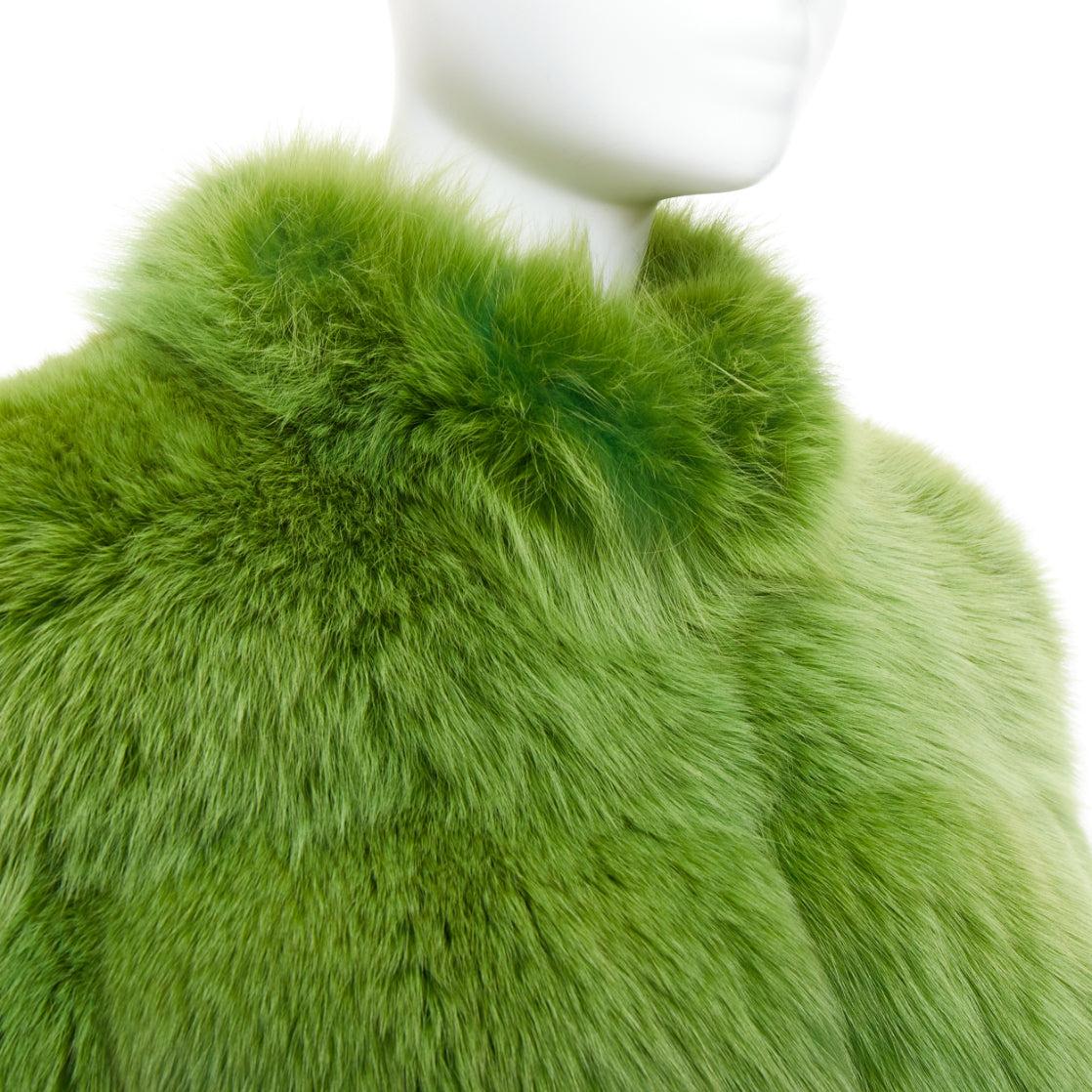 raro EMILIO PUCCI pelliccia di visone tinta in verde con collo a spillo, cappotto IT40 S
Riferimento: NKLL/A00427
Marchio: Emilio Pucci
Materiale: Pelliccia
Colore: verde
Modello: Tinta unita
Chiusura: Gancio e barra
Fodera: Fabrice