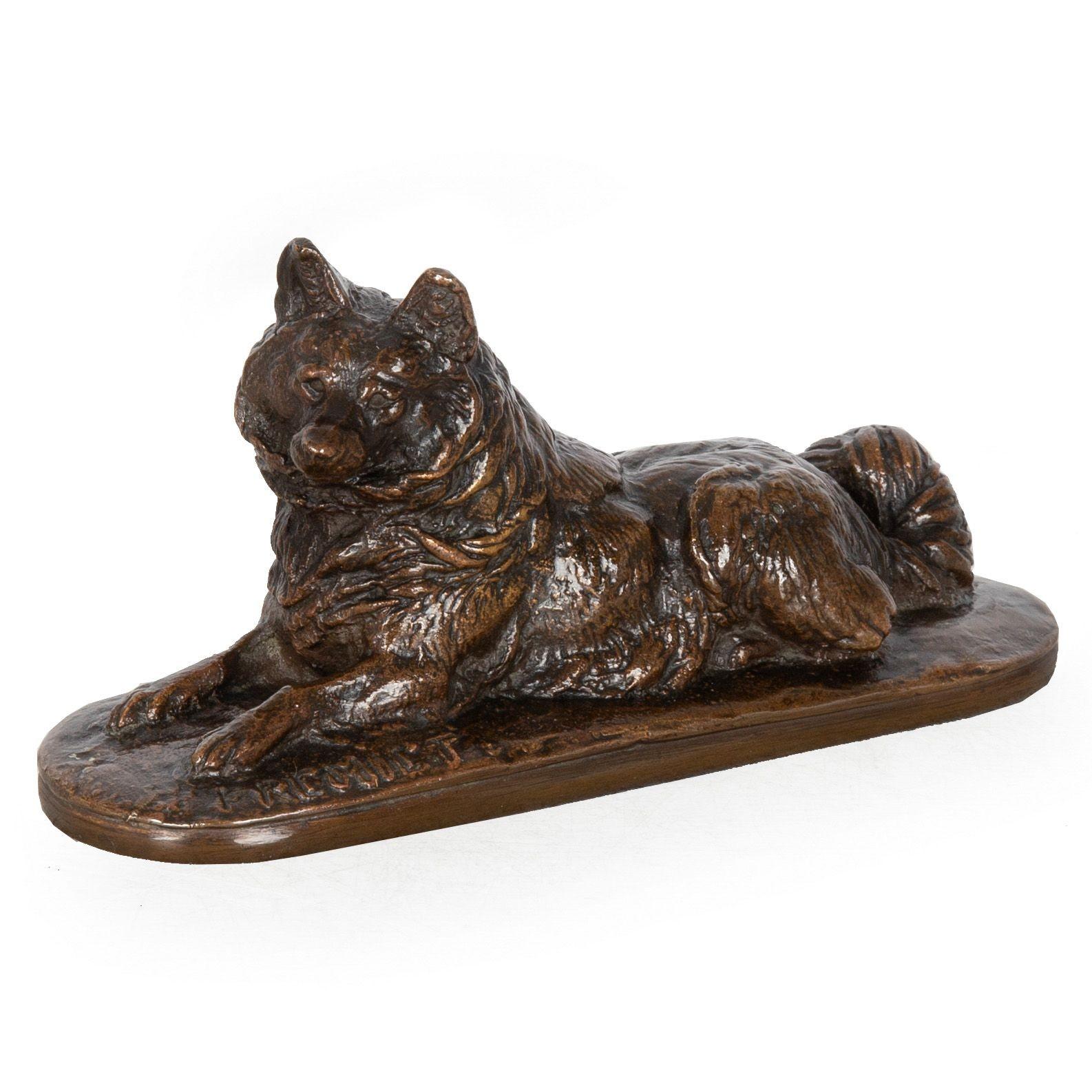 EMMANUEL FREMIET
Francese, 1824-1910

Chien loulou couché

Patina marrone medio sfumata su bronzo fuso in sabbia  Firmato alla base 