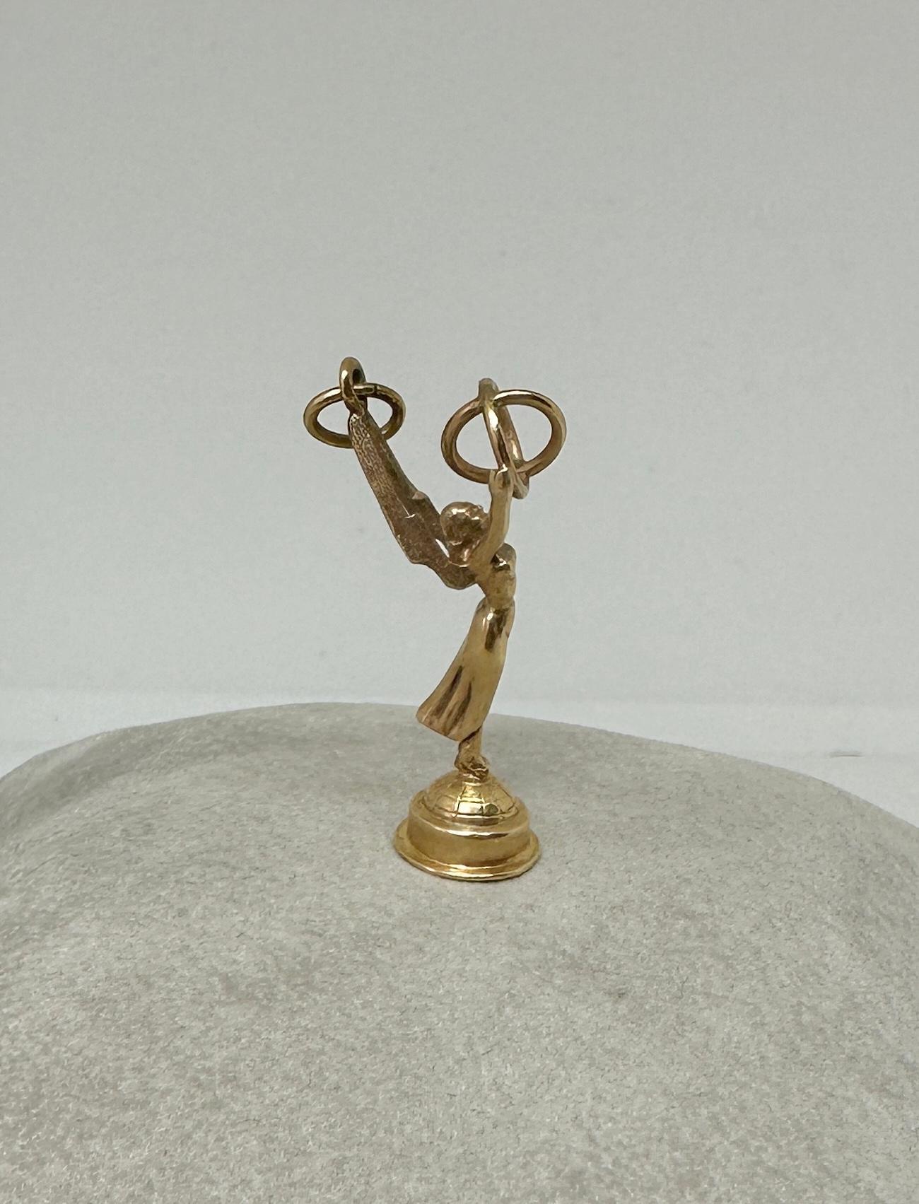 Rare Emmy Award Pendant Norman Lloyd Estate Hollywood Legend 14 Karat Gold In Excellent Condition For Sale In New York, NY