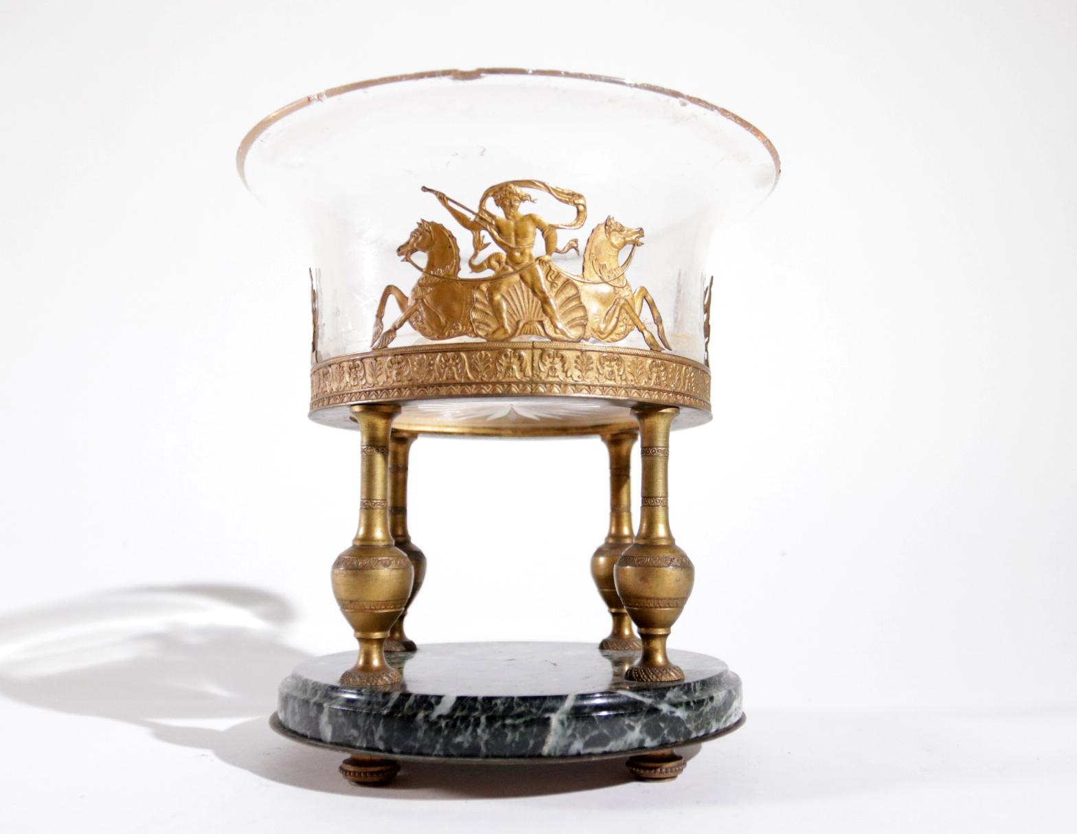 Seltene Empire Französisch Feuer vergoldet Mittelstück Tazza Krieger Pferde Harfe (Glas) im Angebot