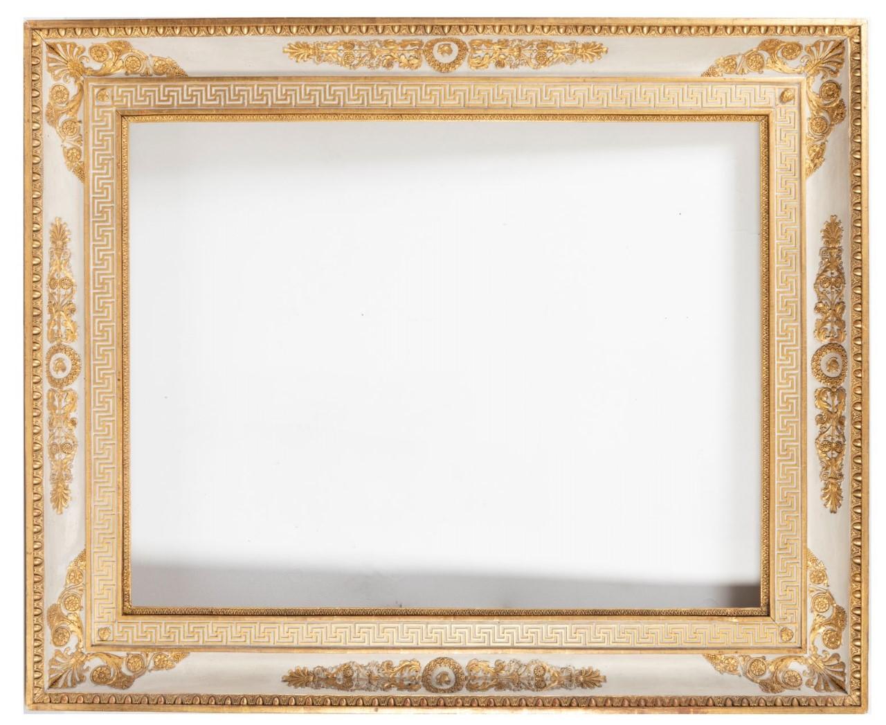 Rara cornice di epoca Impero in legno dorato e rechampi bianchi.

Cornice di epoca impero in legno dorato e rechampi bianchi, decorazione a fregio greco molto fine, XIX secolo.
Dimensioni interne: H: 73cm, L: 95,5cm
Dimensioni esterne: H: 102cm, L: