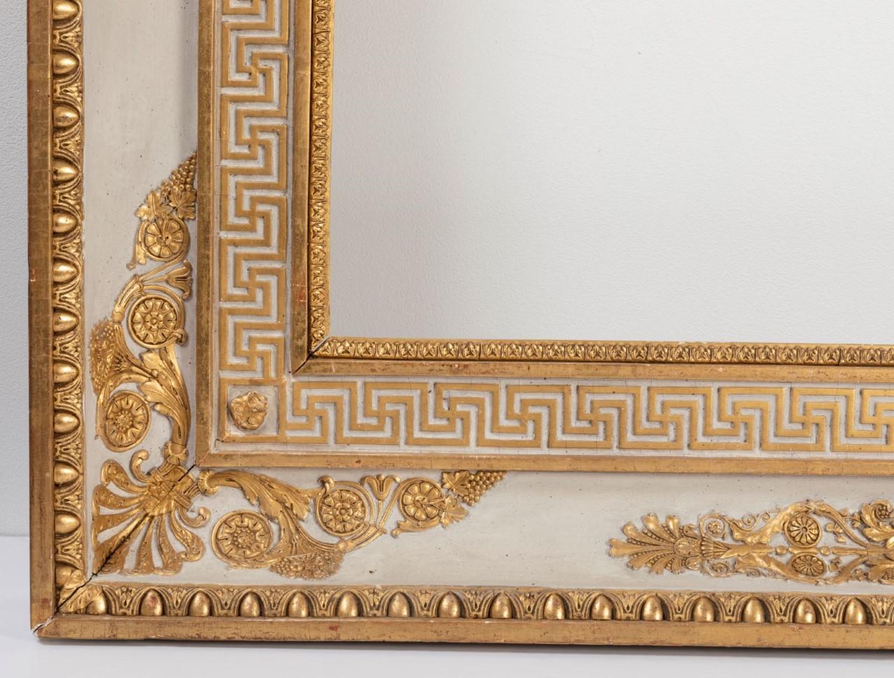 Dorato Rara cornice in legno d'orato e rechampi bianchi del periodo Impero. in vendita