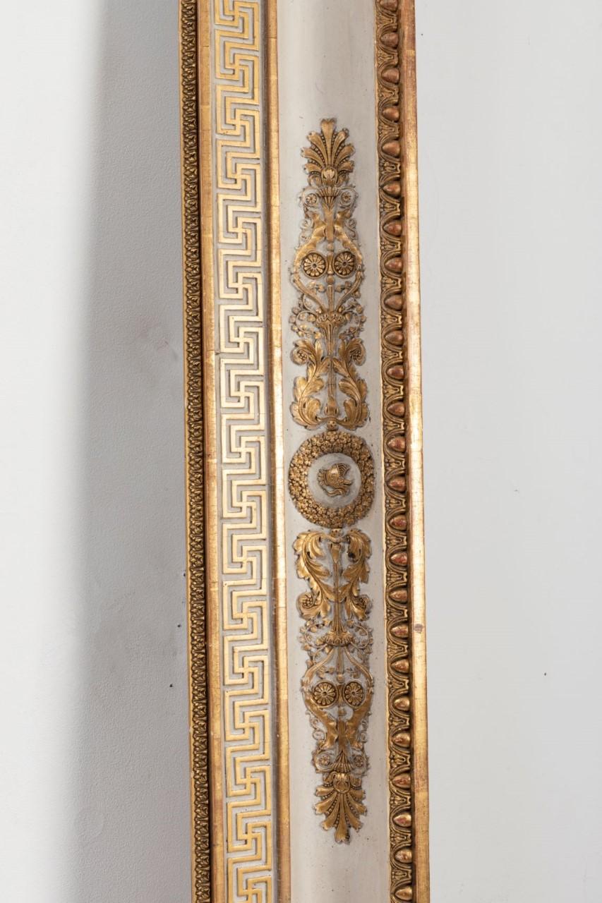 Legno Rara cornice in legno d'orato e rechampi bianchi del periodo Impero. in vendita