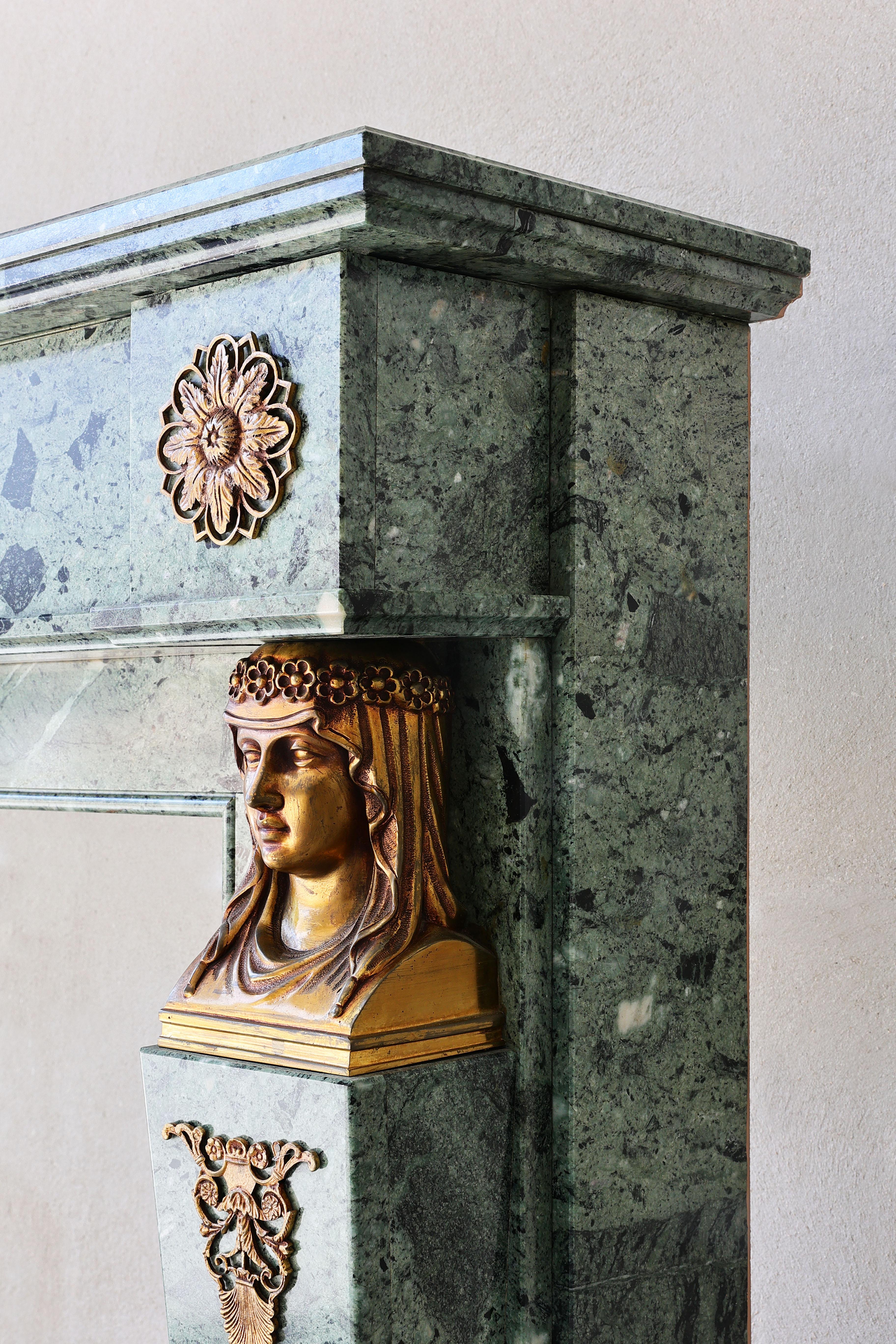 Marbre Cheminée Empire de la fin du XIXe siècle en marbre Vert de Grece en vente