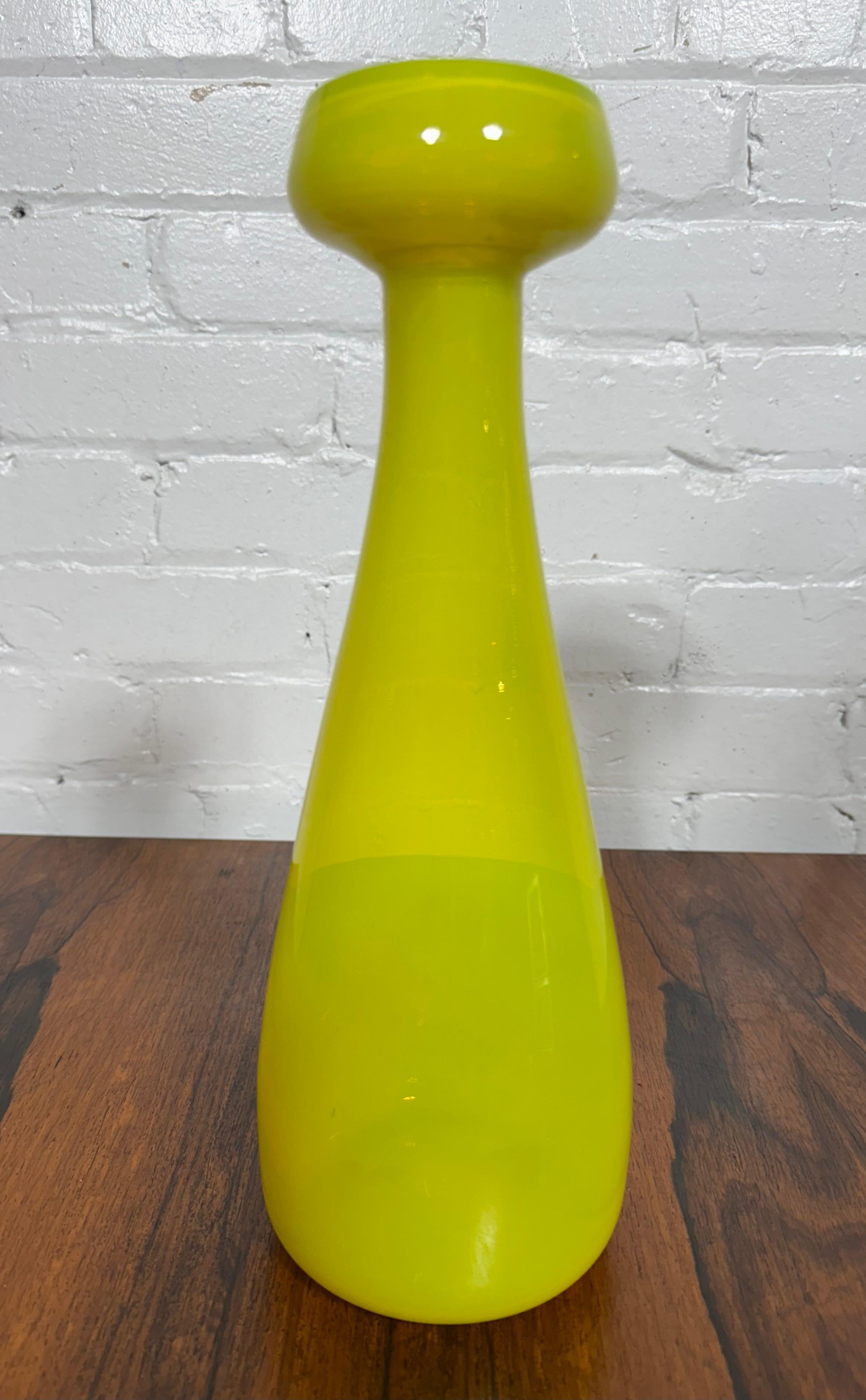 Gelbe Glasvase Empoli, Italien. Wunderschönes und lebhaftes transparentes zitronengelbes mundgeblasenes Glas der Moderne. Seltene Farbe und Form .