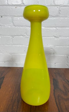 Raro jarrón modernista de cristal amarillo de Empoli, Italia.