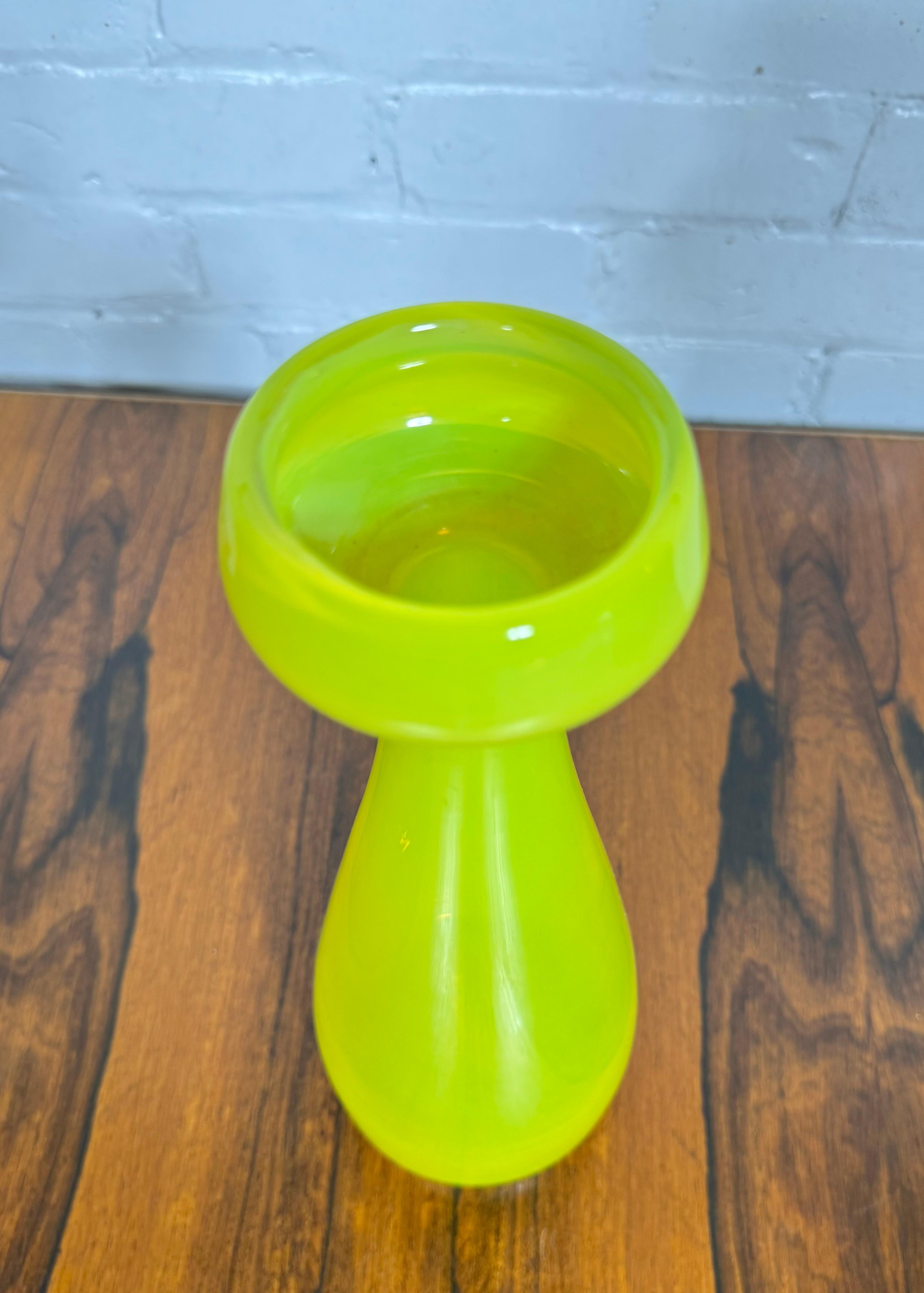 Seltene modernistische Empoli-Vase aus gelbem Glas, Italien. (Mitte des 20. Jahrhunderts) im Angebot