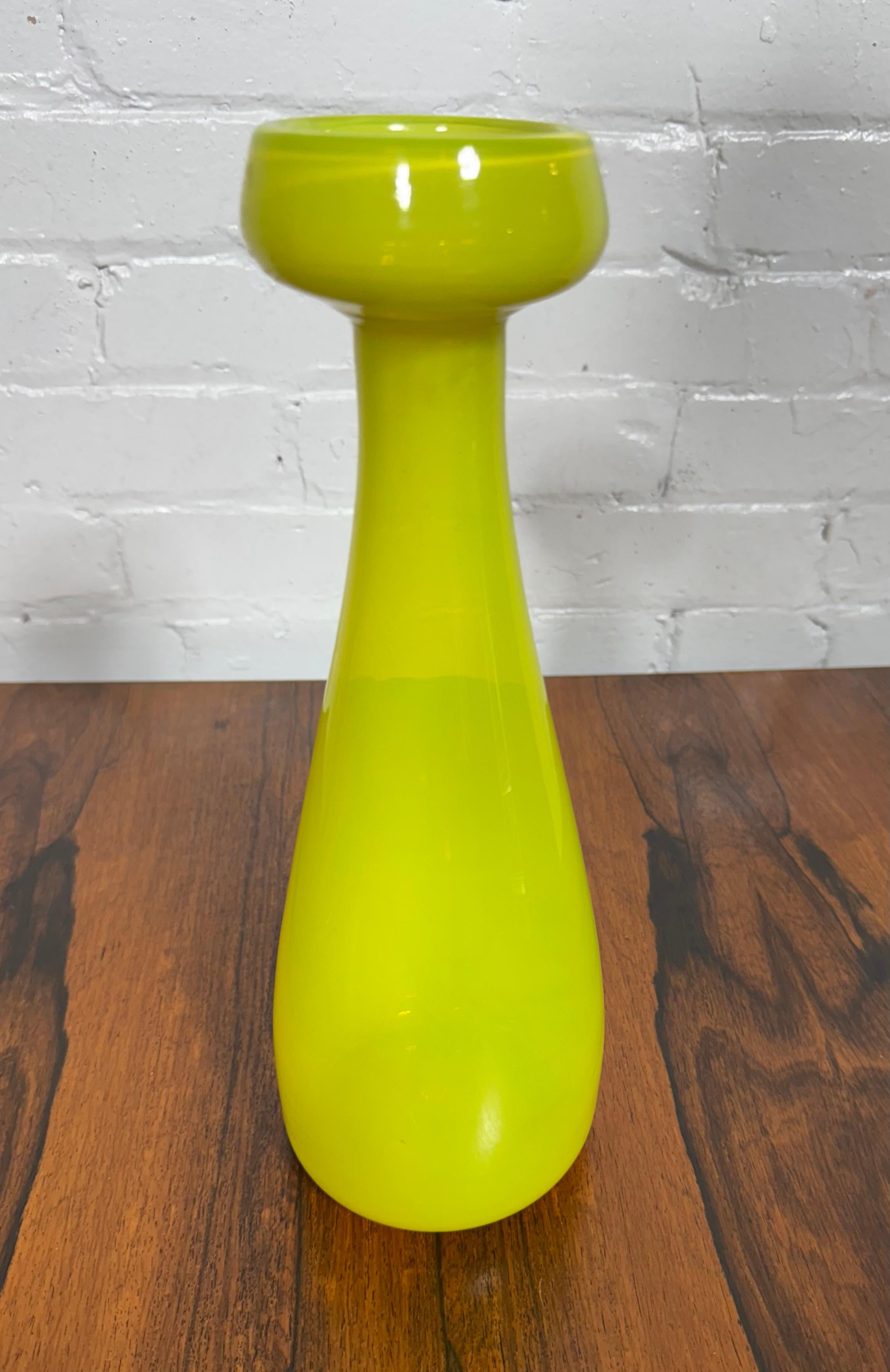 Seltene modernistische Empoli-Vase aus gelbem Glas, Italien. (Glaskunst) im Angebot
