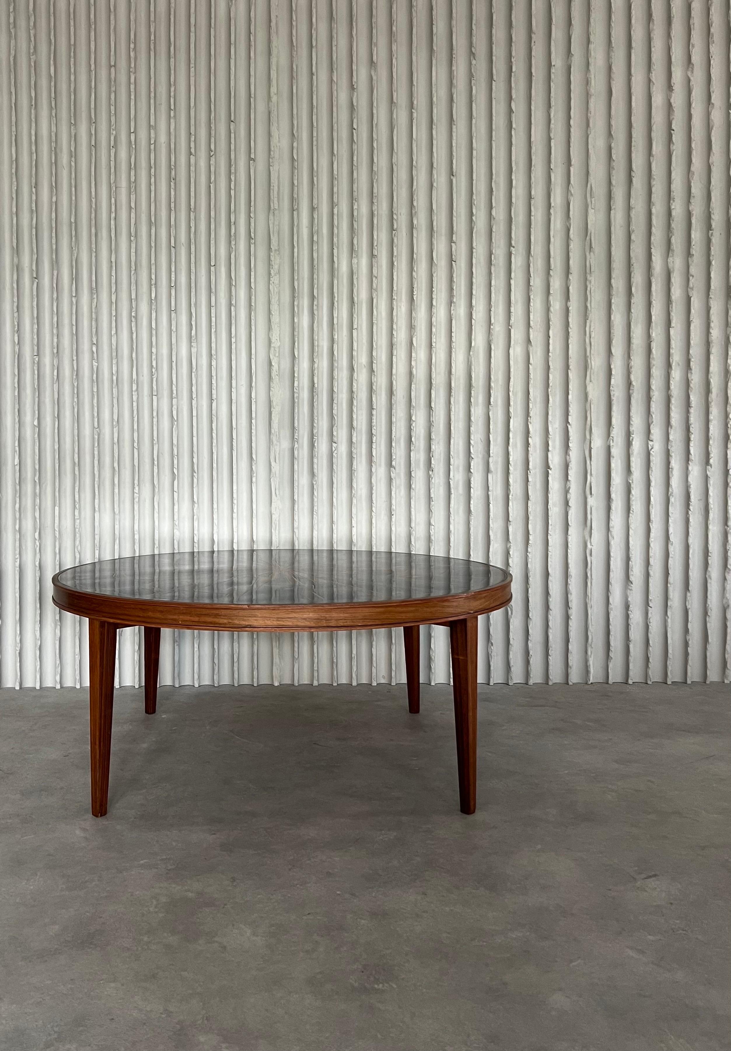 Rara mesa de centro de madera de los años 60 con un impresionante tablero de cobre y esmalte. La base de madera tiene una capa de chapa, el cobre está decorado con un dibujo de 