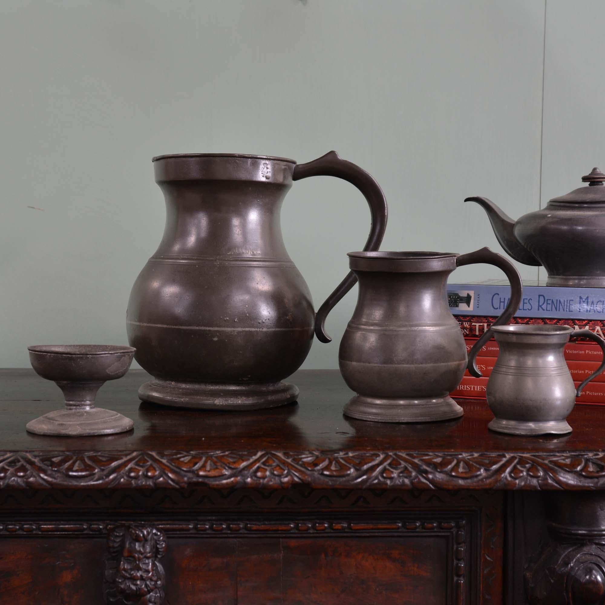Raro misuratore di galloni in peltro del XVIII secolo
Misura in peltro panciuta, stampata GALLON, la grande capacità di Gallon è una misura di dimensioni insolite.
Inglese, metà del XVIII secolo

25 cm di altezza, 19 cm di diametro, 26 cm di