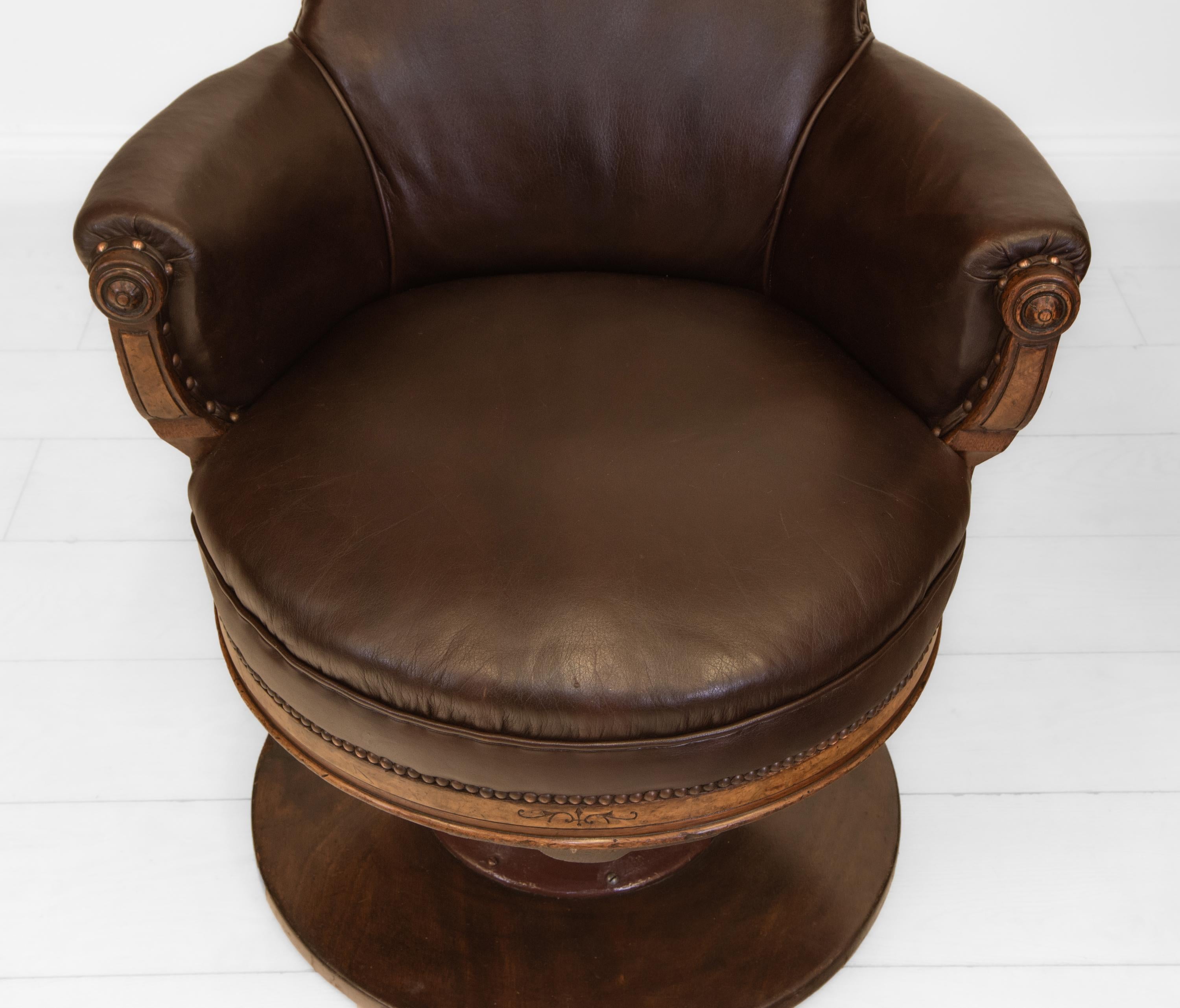 Rare English 19th Century Leather & Walnut Swivel Railway Pullman Club Chair 6