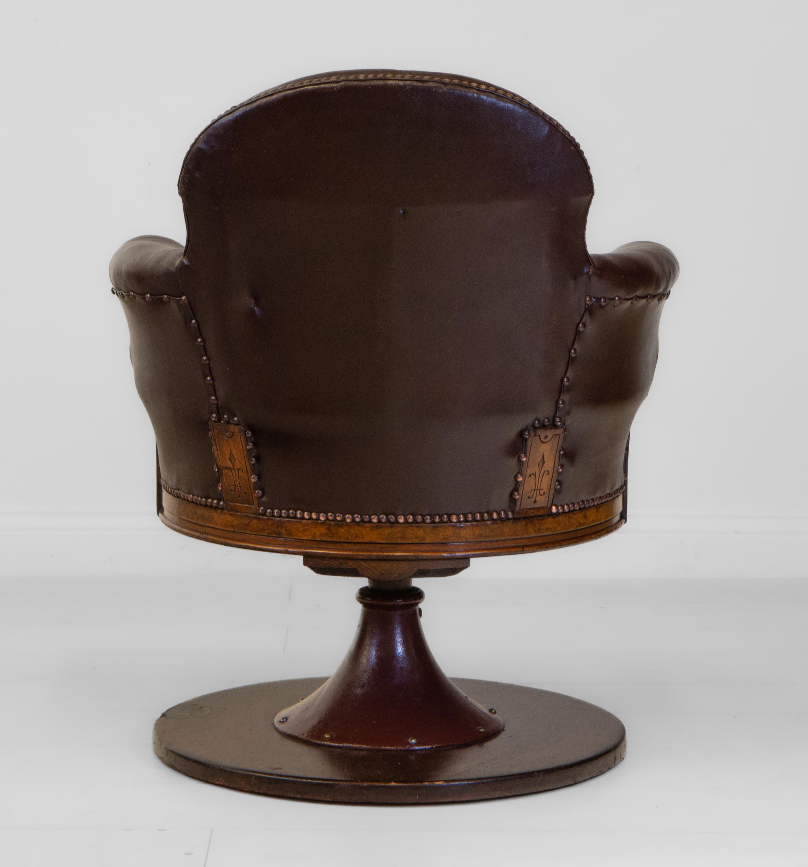 Rare English 19th Century Leather & Walnut Swivel Railway Pullman Club Chair 7