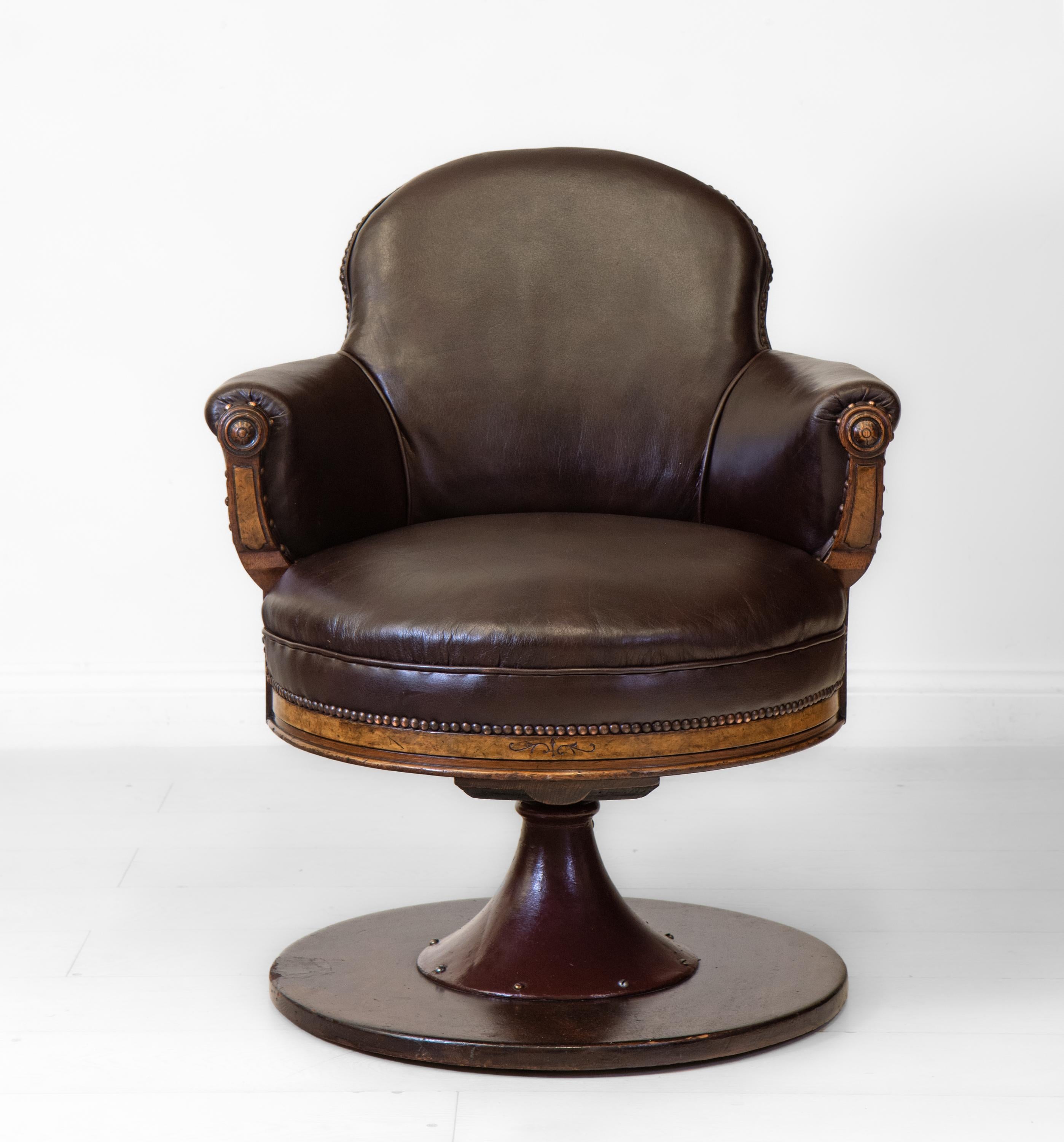 Rare English 19th Century Leather & Walnut Swivel Railway Pullman Club Chair In Good Condition In Norwich, GB
