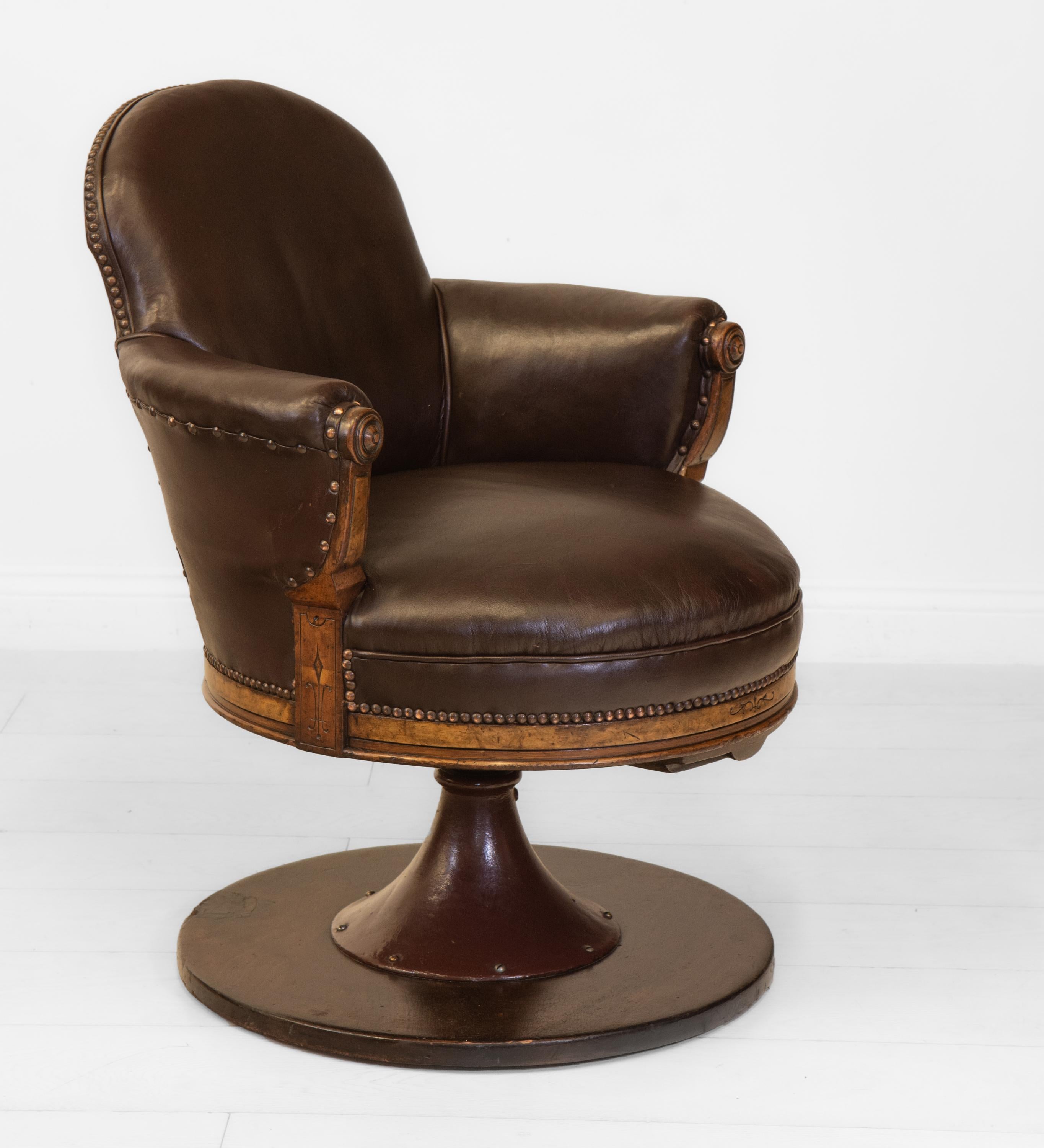 Rare English 19th Century Leather & Walnut Swivel Railway Pullman Club Chair 1