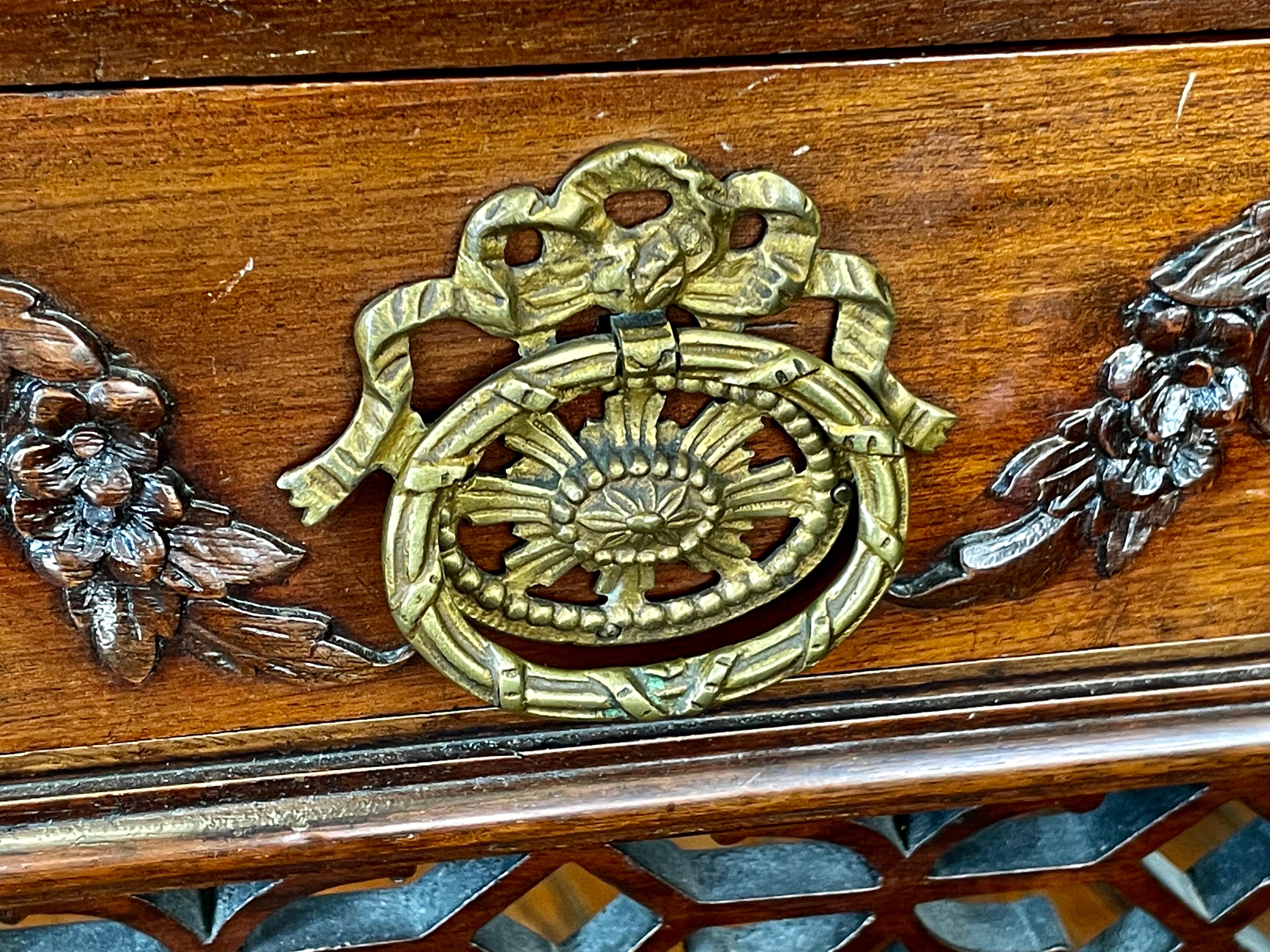 Seltener englischer Zylinder-Schreibtisch aus geschnitztem Mahagoni im Hepplewhite-Stil mit „Adam“-Einfluss  im Angebot 5