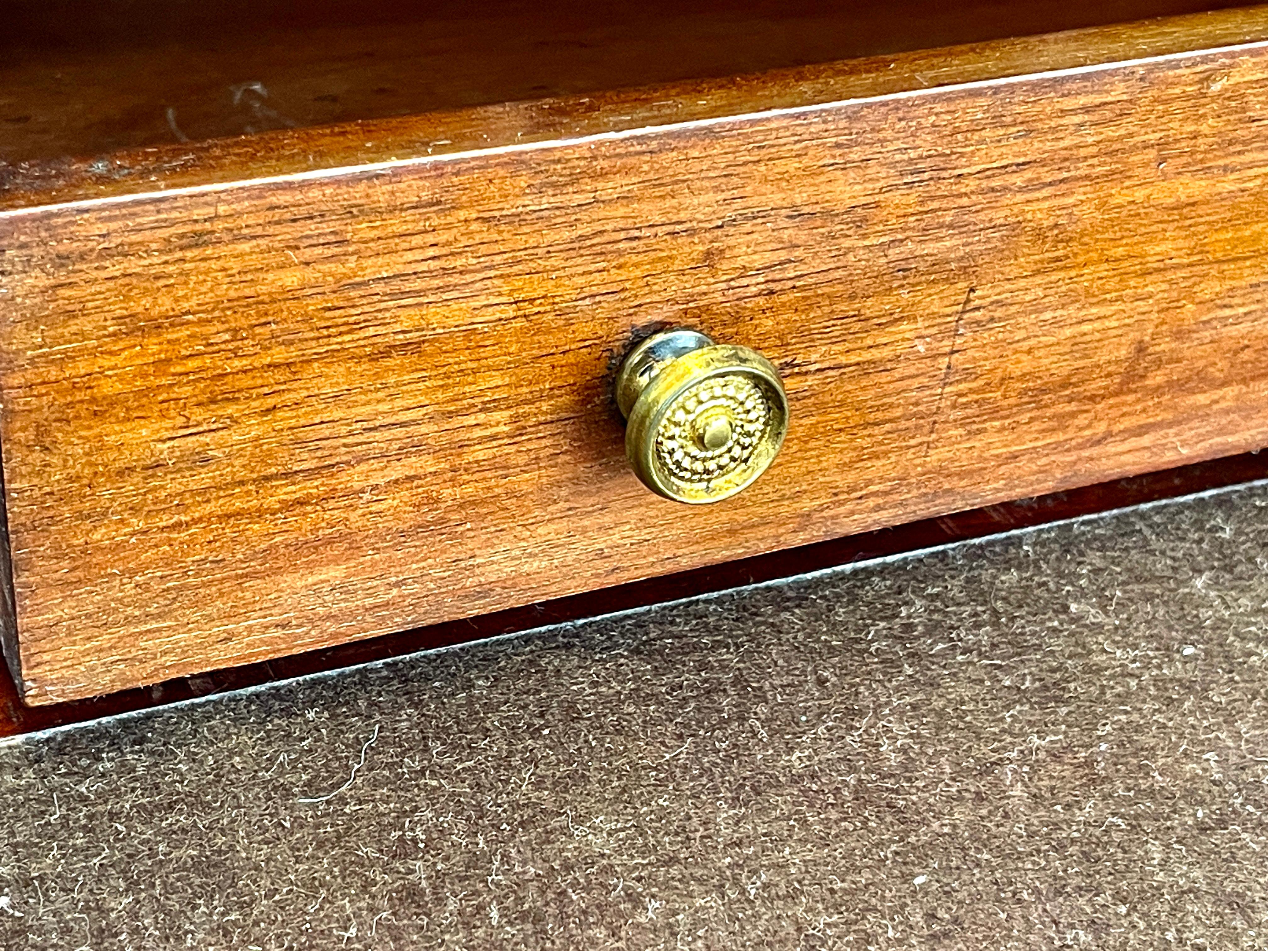 Seltener englischer Zylinder-Schreibtisch aus geschnitztem Mahagoni im Hepplewhite-Stil mit „Adam“-Einfluss  im Angebot 7