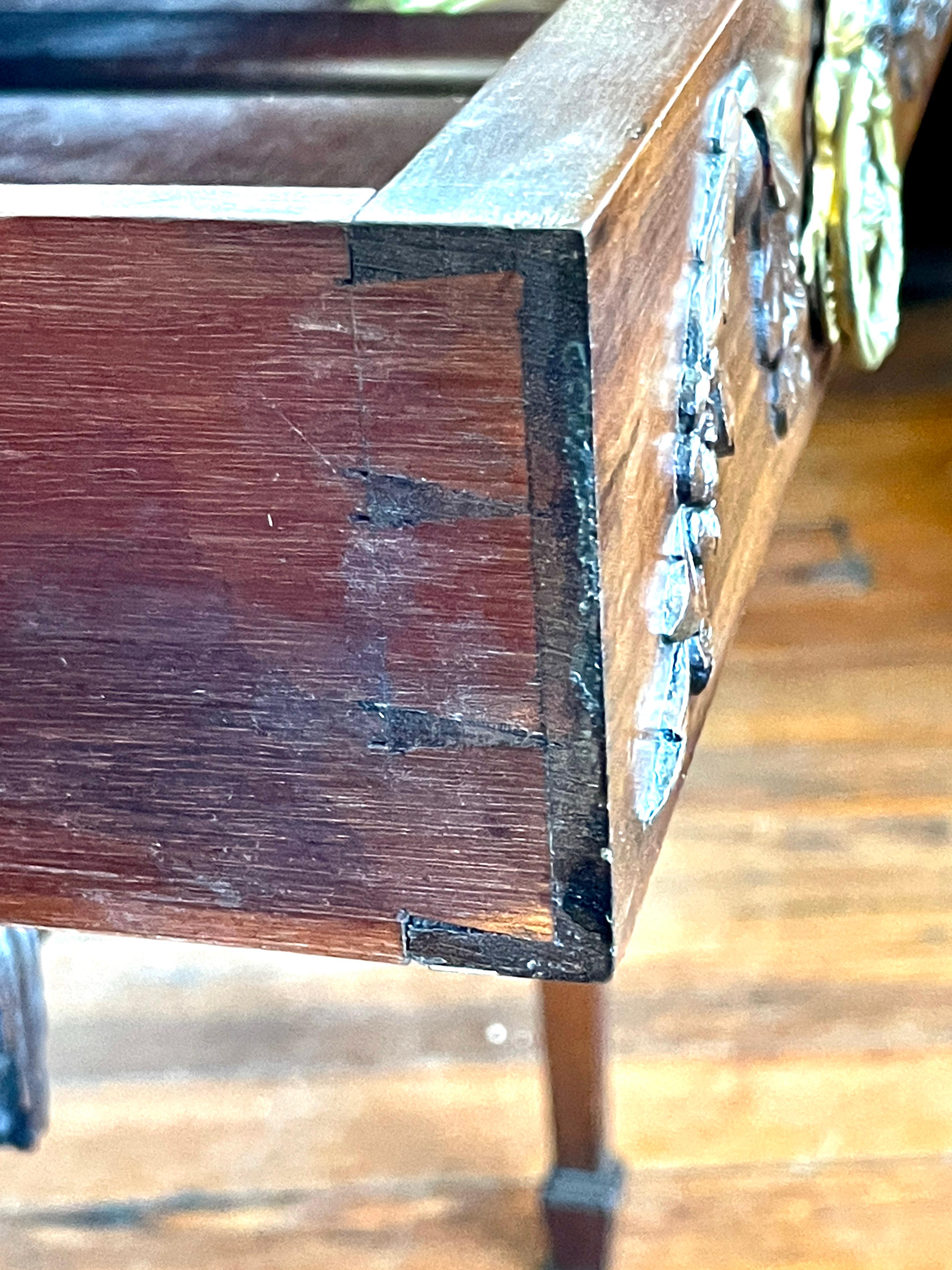 Seltener englischer Zylinder-Schreibtisch aus geschnitztem Mahagoni im Hepplewhite-Stil mit „Adam“-Einfluss  im Angebot 8