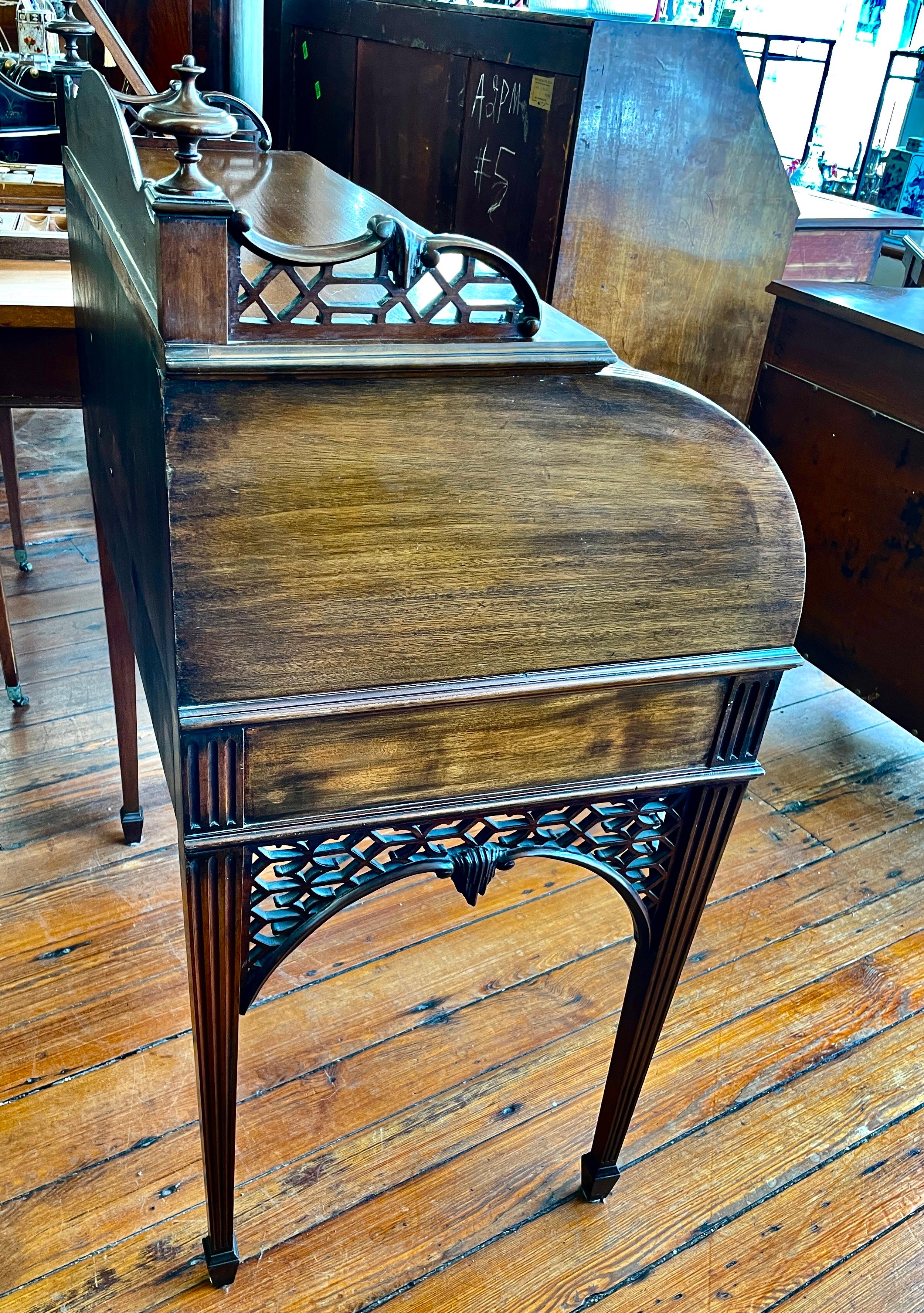 Seltener englischer Zylinder-Schreibtisch aus geschnitztem Mahagoni im Hepplewhite-Stil mit „Adam“-Einfluss  (Handgeschnitzt) im Angebot