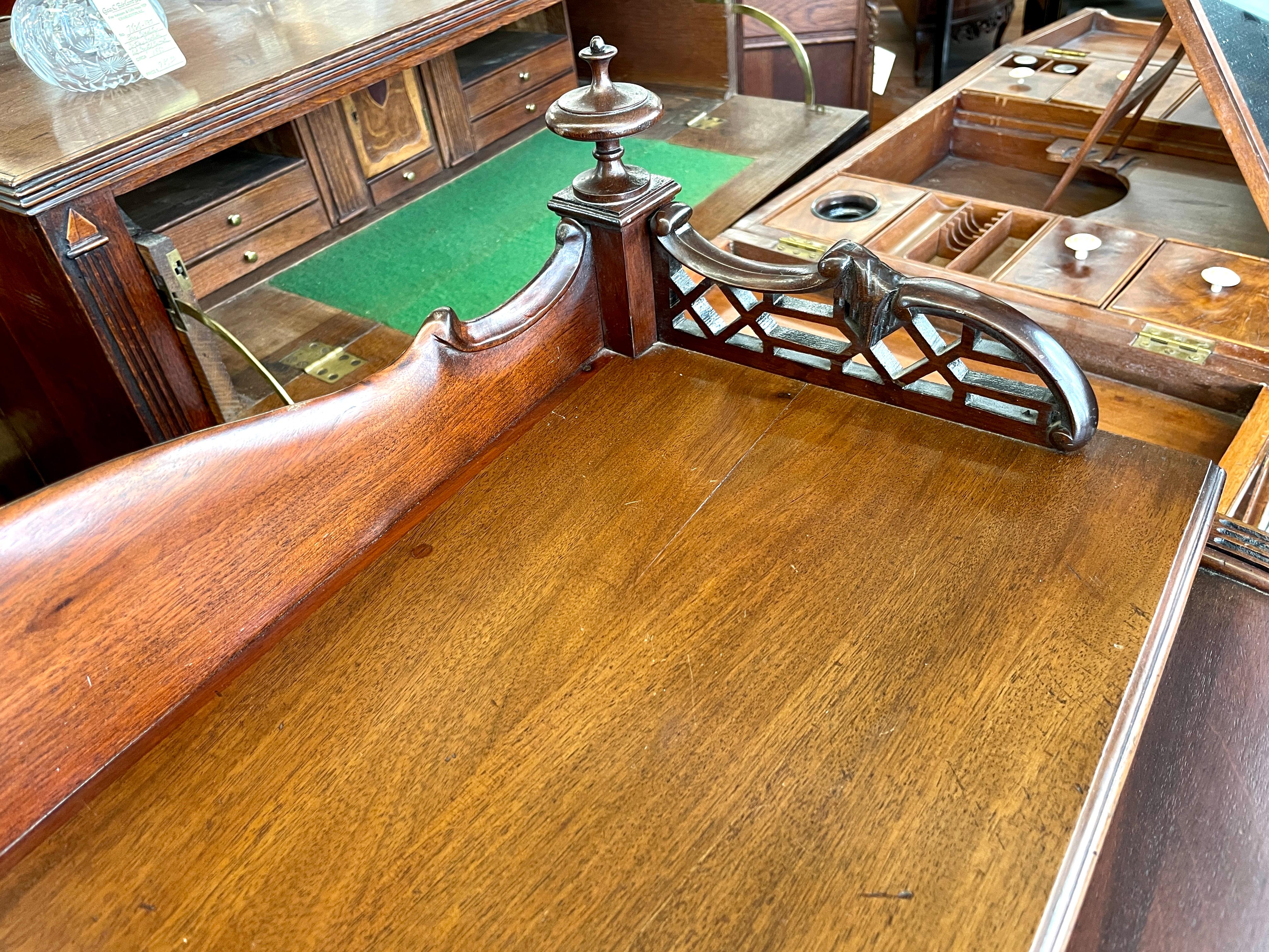 Seltener englischer Zylinder-Schreibtisch aus geschnitztem Mahagoni im Hepplewhite-Stil mit „Adam“-Einfluss  (19. Jahrhundert) im Angebot