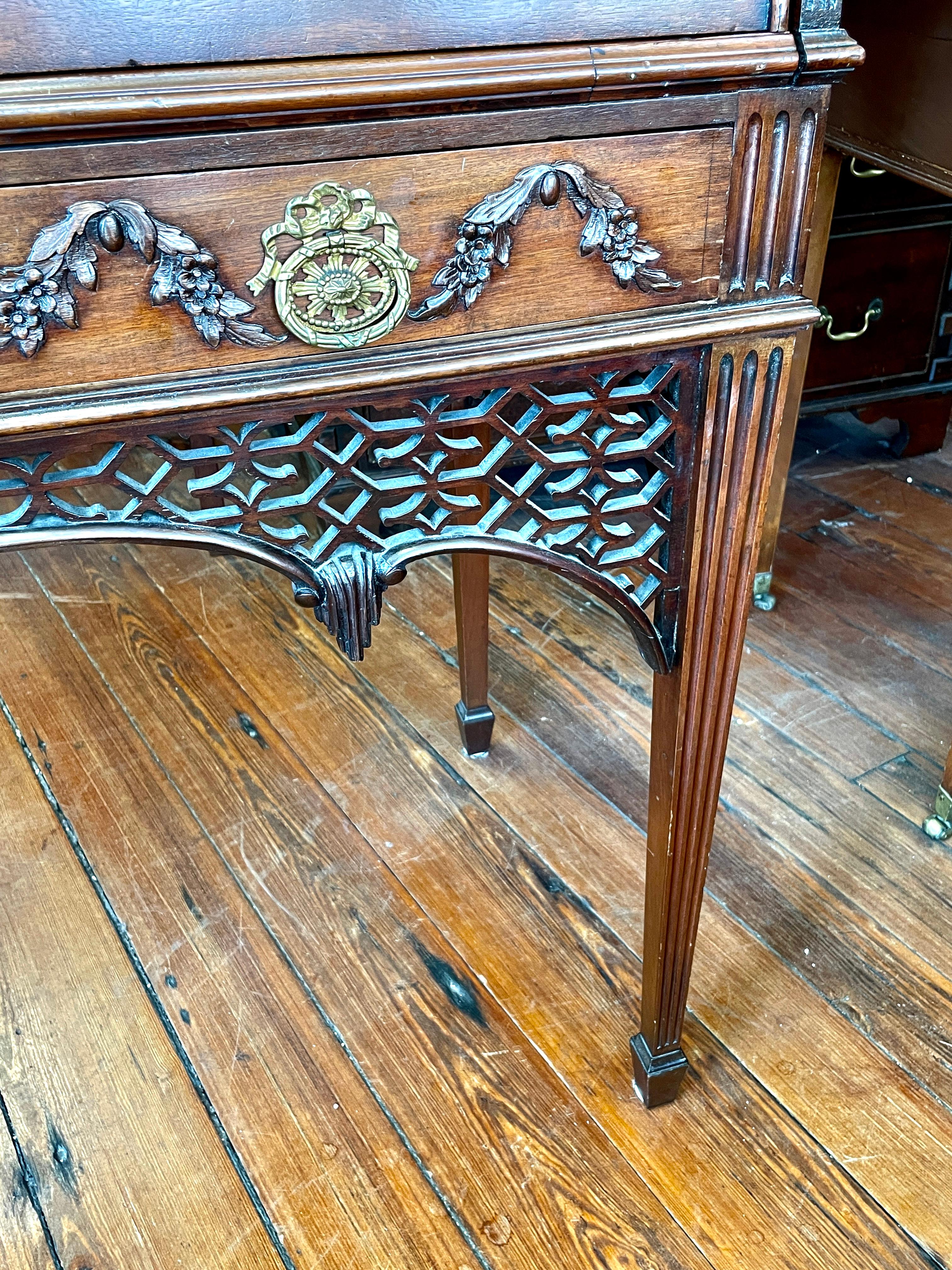 Seltener englischer Zylinder-Schreibtisch aus geschnitztem Mahagoni im Hepplewhite-Stil mit „Adam“-Einfluss  im Angebot 1