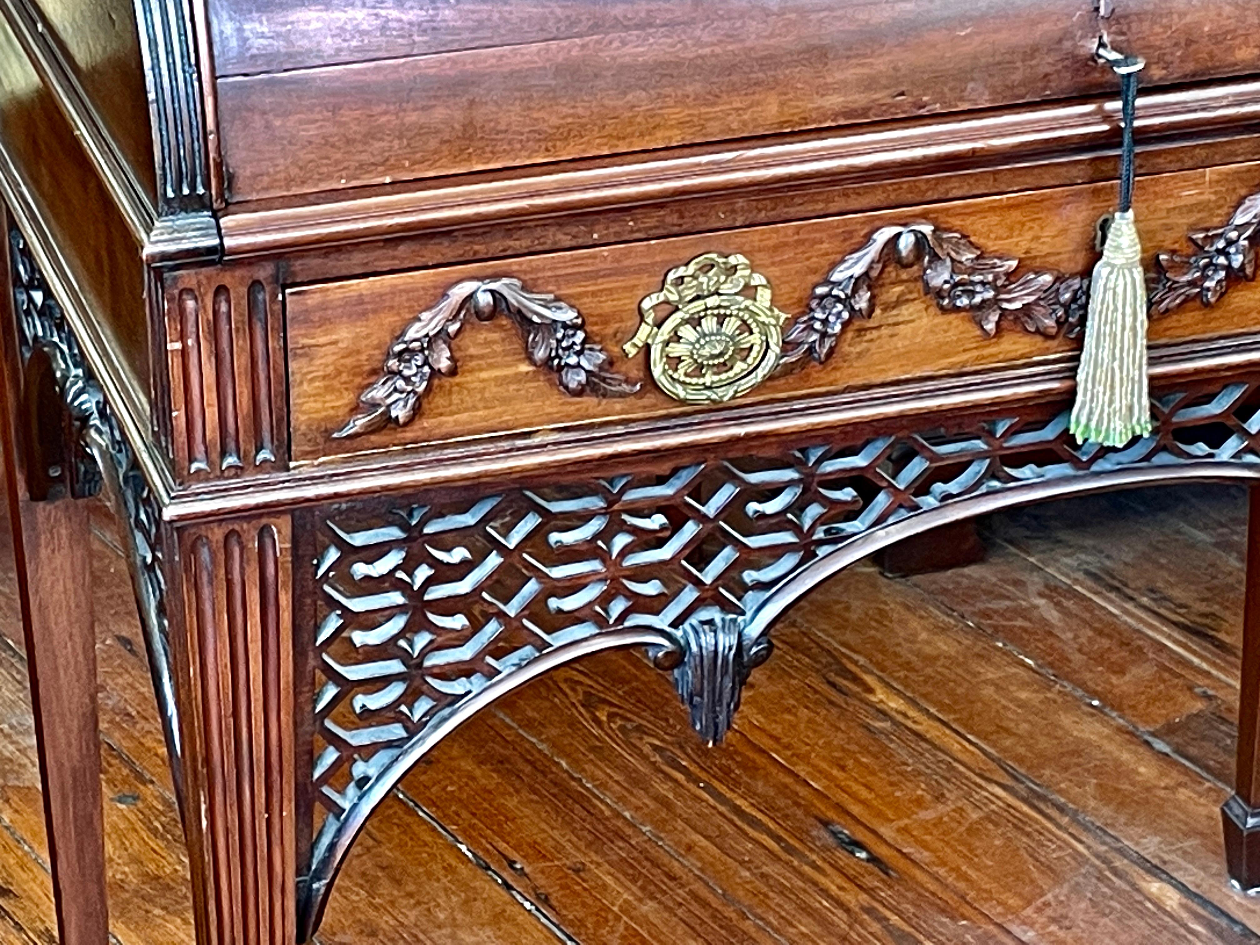 Seltener englischer Zylinder-Schreibtisch aus geschnitztem Mahagoni im Hepplewhite-Stil mit „Adam“-Einfluss  im Angebot 2