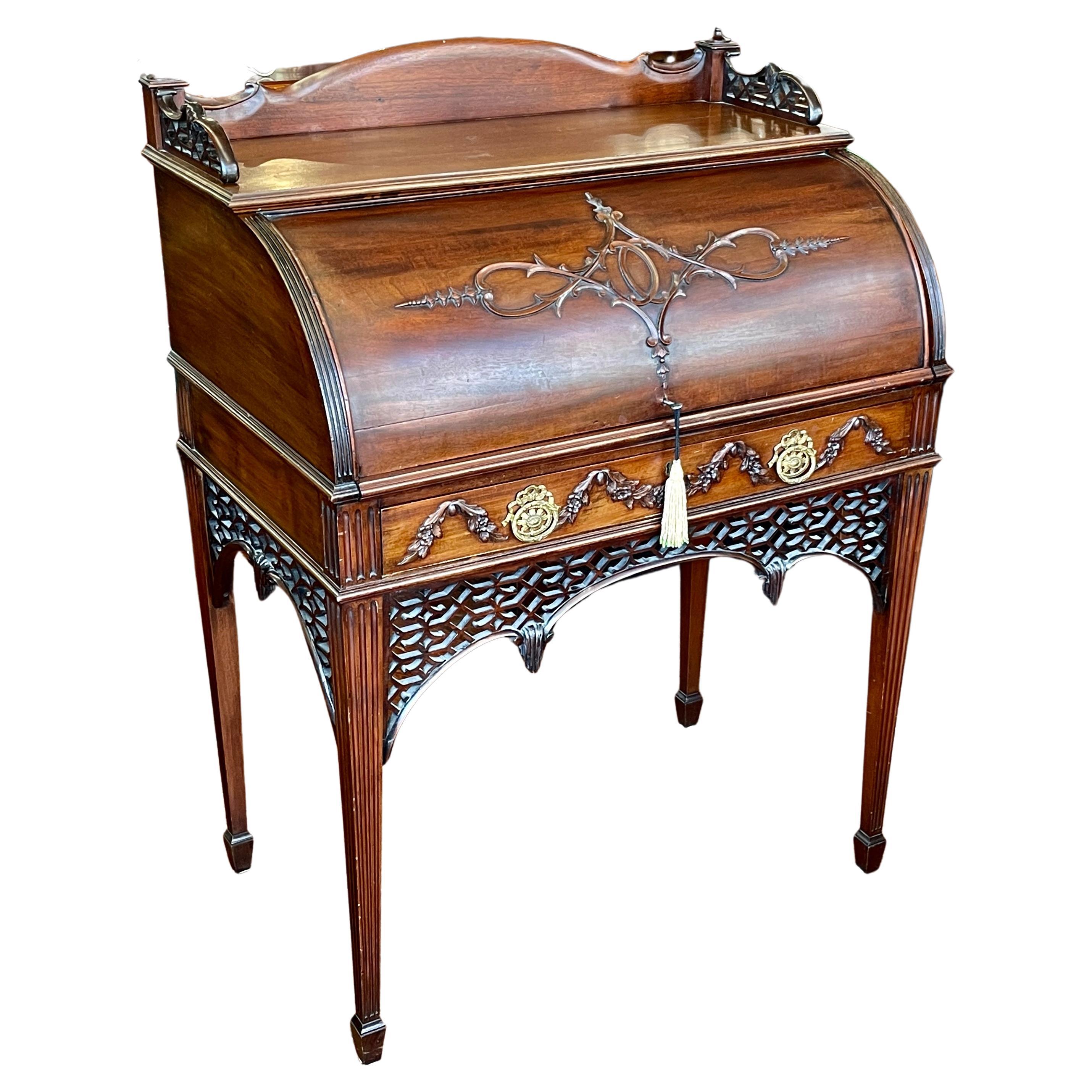 Seltener englischer Zylinder-Schreibtisch aus geschnitztem Mahagoni im Hepplewhite-Stil mit „Adam“-Einfluss 