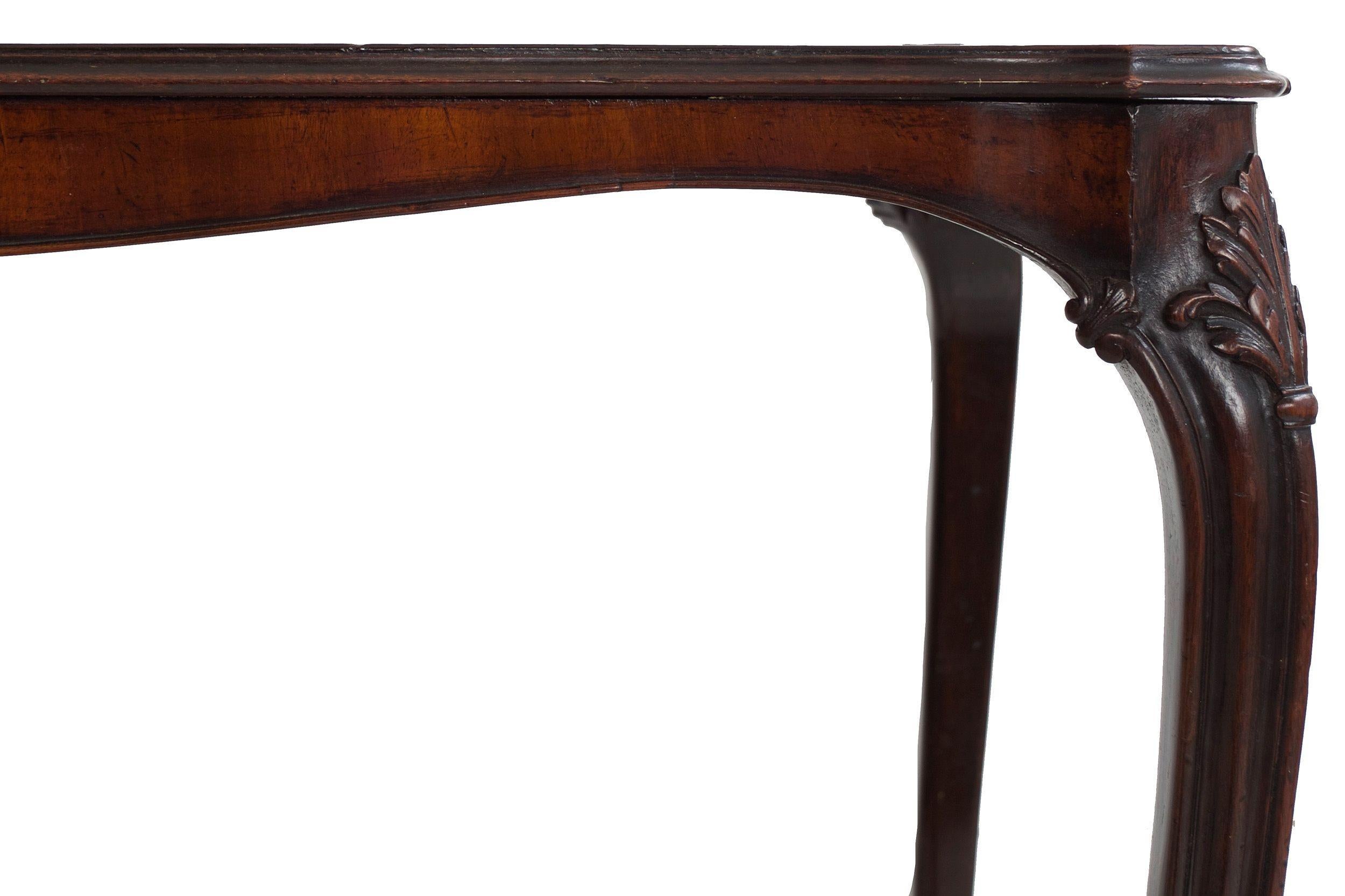 Acajou Rare table de service serpentine en acajou de style Chippendale anglais, vers 1770 en vente
