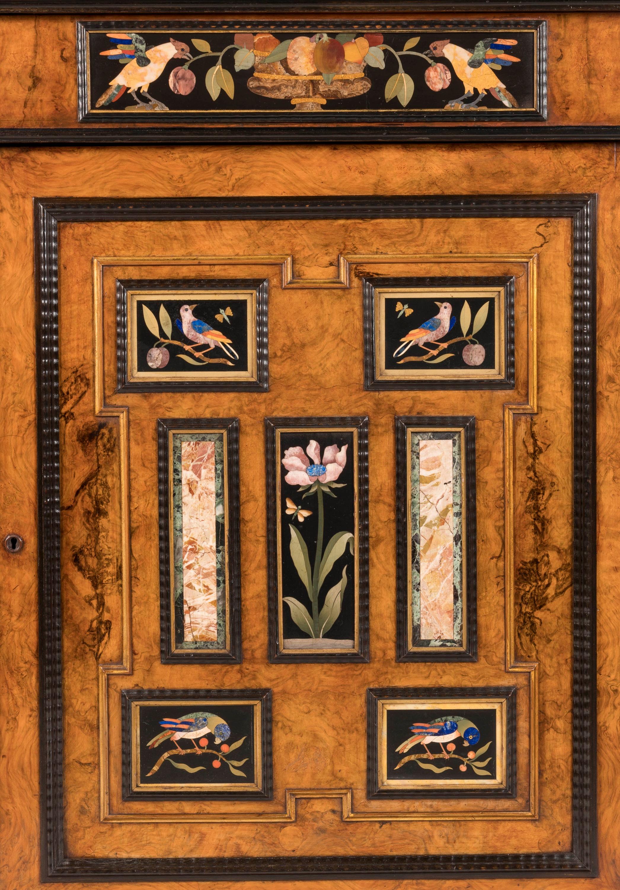 Rare cabinet anglais Grand Tour avec panneaux italiens en Pietra Dura du 18ème siècle en vente 4