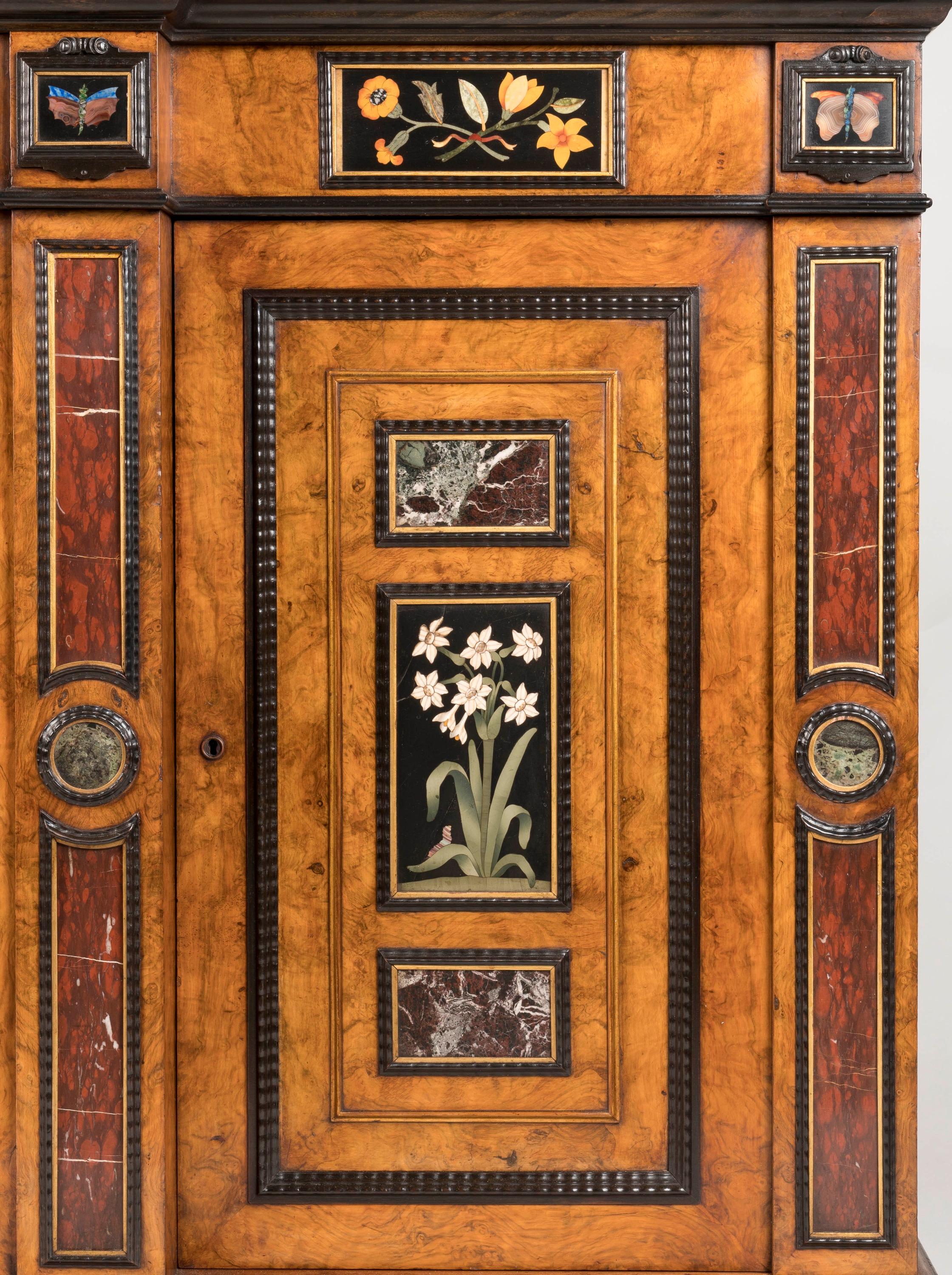 Rare cabinet anglais Grand Tour avec panneaux italiens en Pietra Dura du 18ème siècle en vente 1