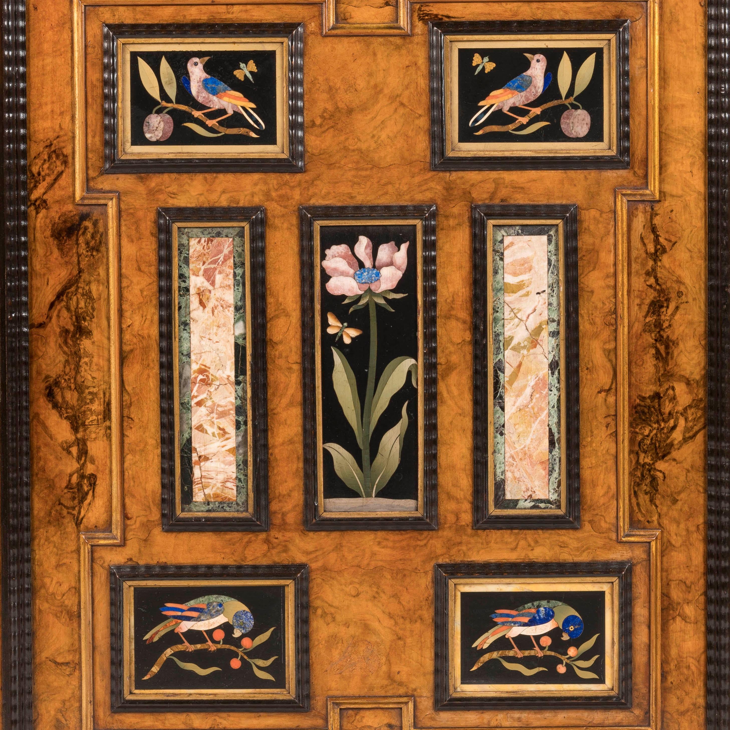 Rare cabinet anglais Grand Tour avec panneaux italiens en Pietra Dura du 18ème siècle en vente 2