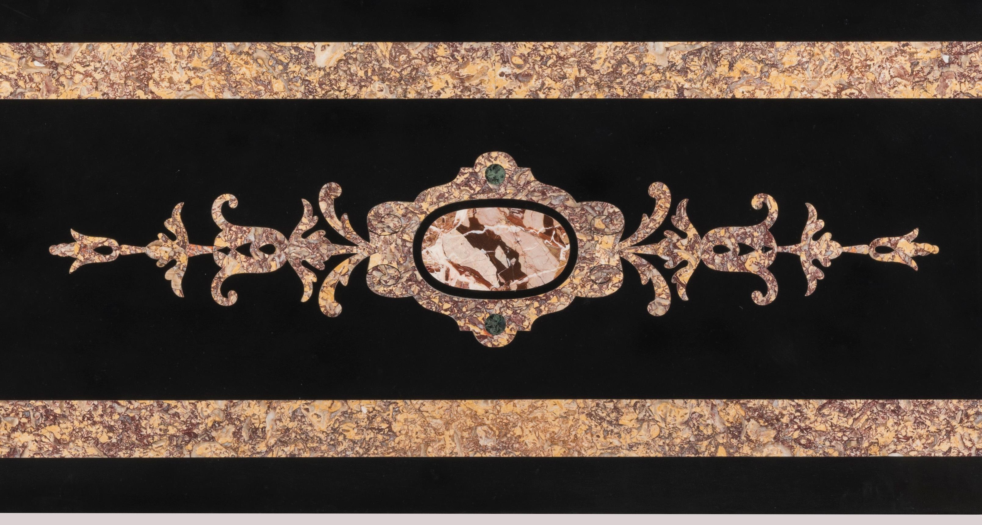 Rare cabinet anglais Grand Tour avec panneaux italiens en Pietra Dura du 18ème siècle en vente 3