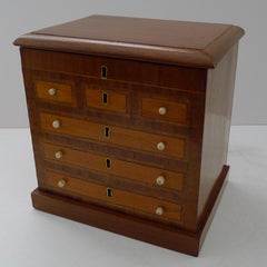 Seltene englische Mahagoni-Teedose aus Mahagoni - Form der Kommode um 1880