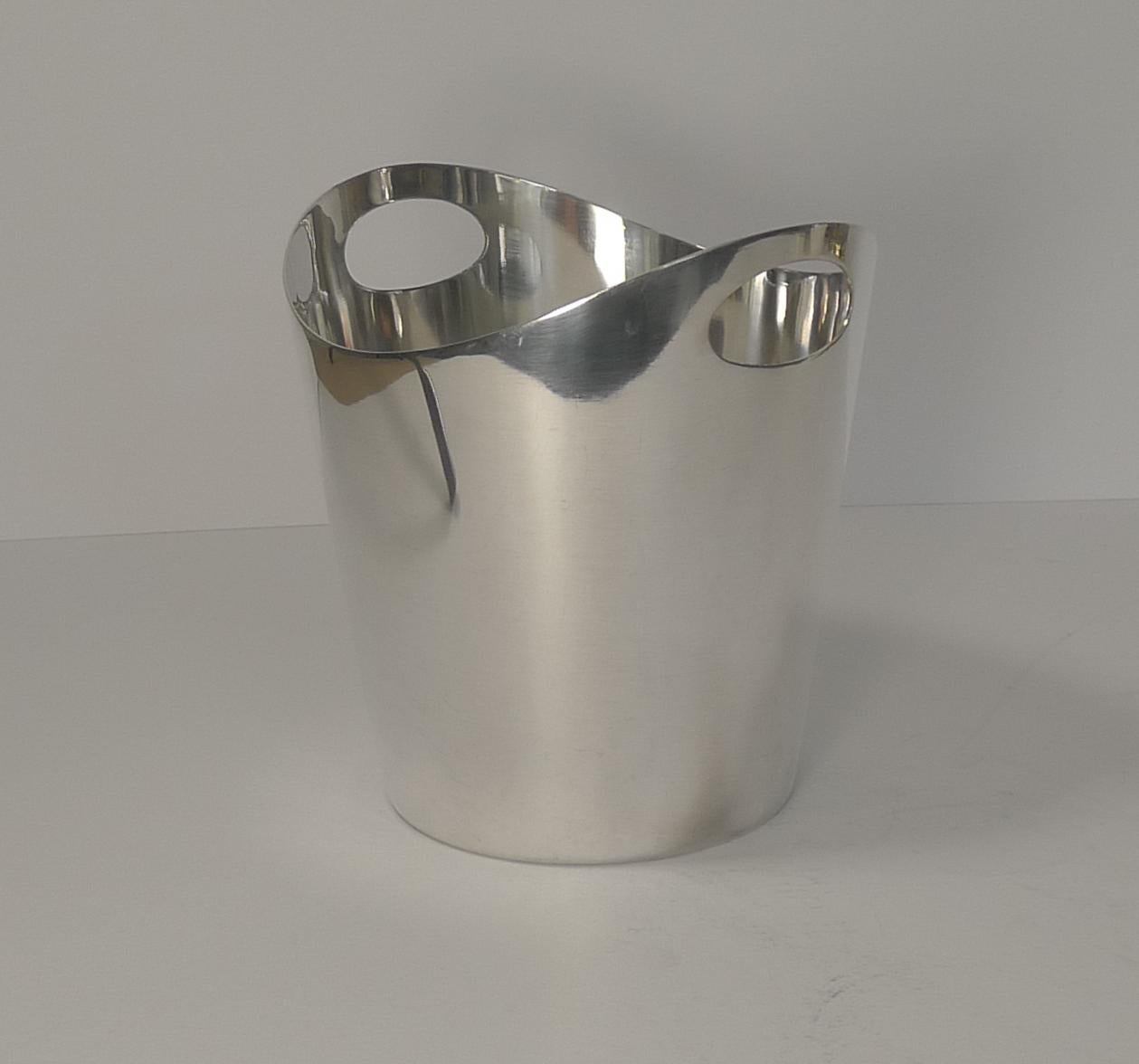 Rare English Modernist Silver Plated Ice Bucket by Walker & Hall, 1958 In Good Condition For Sale In Bath, GB