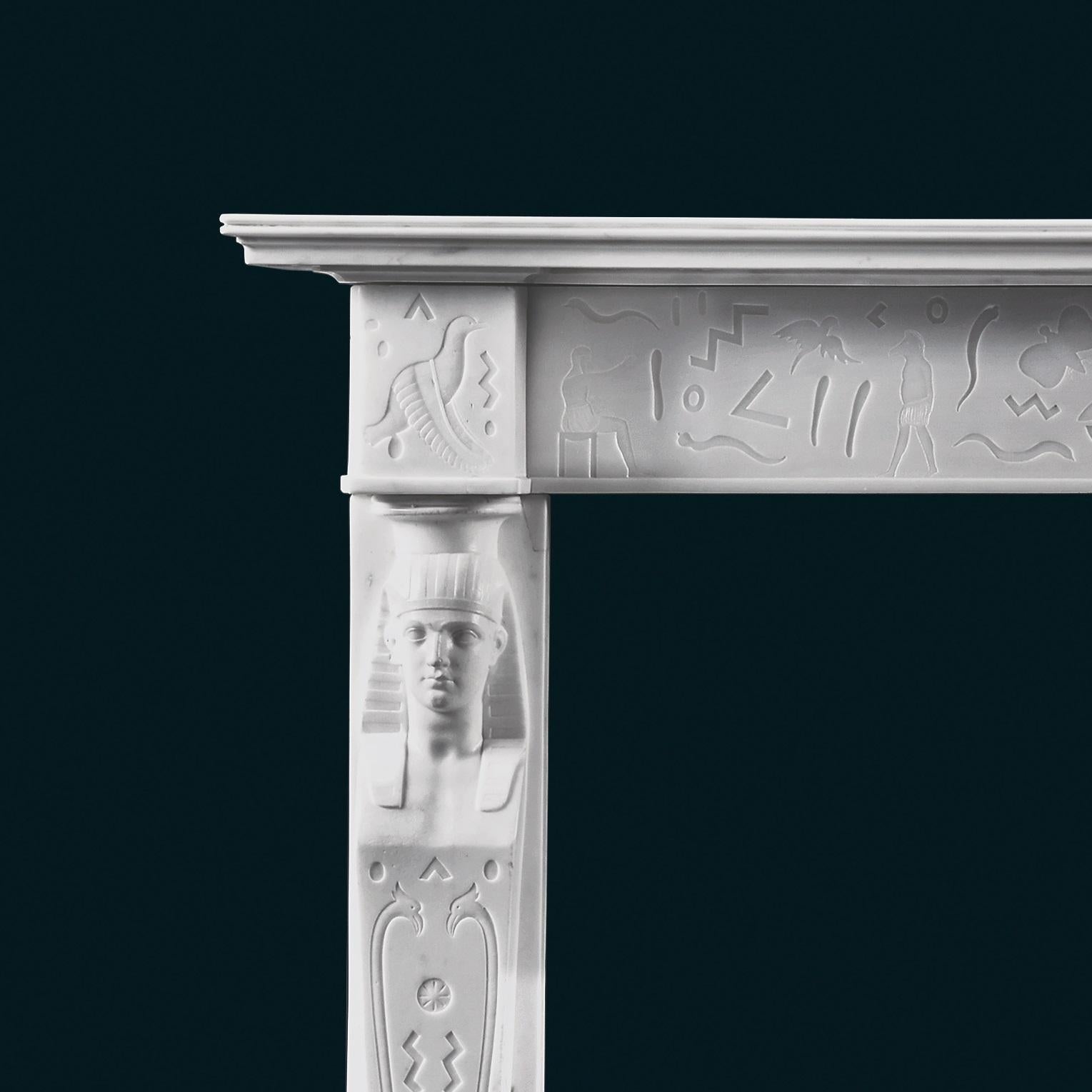 Néoclassique Cheminée de style égyptien en marbre statuaire, du début du XIXe siècle. en vente