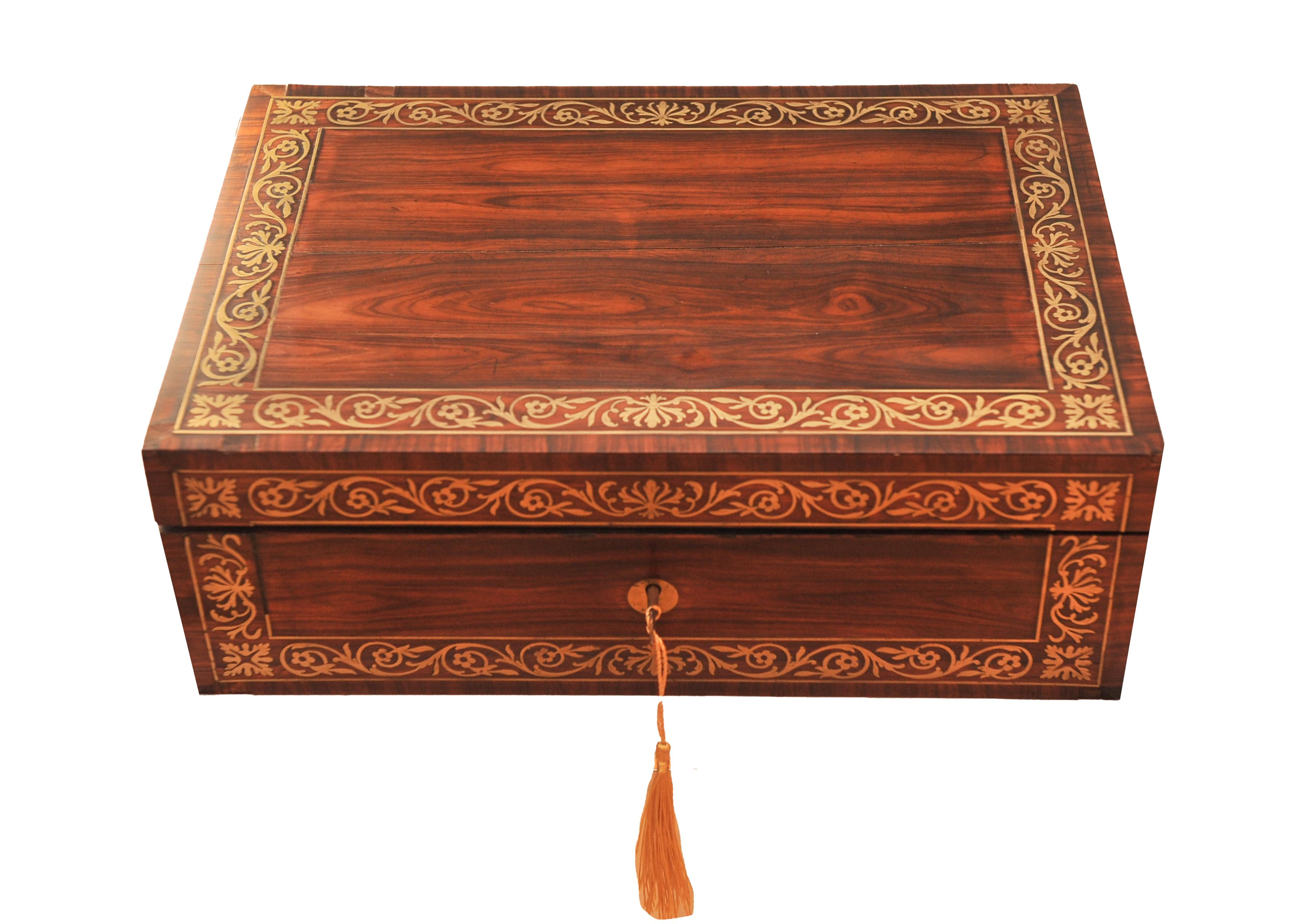 Un bellissimo piano di scrittura in legno massello inglese antico del XIX secolo, realizzato a mano, con una fodera in pelle viola lavorata. L'articolo è dotato di maniglie in ottone ed è rifinito con un intarsio decorativo in ottone. Prodotto dallo