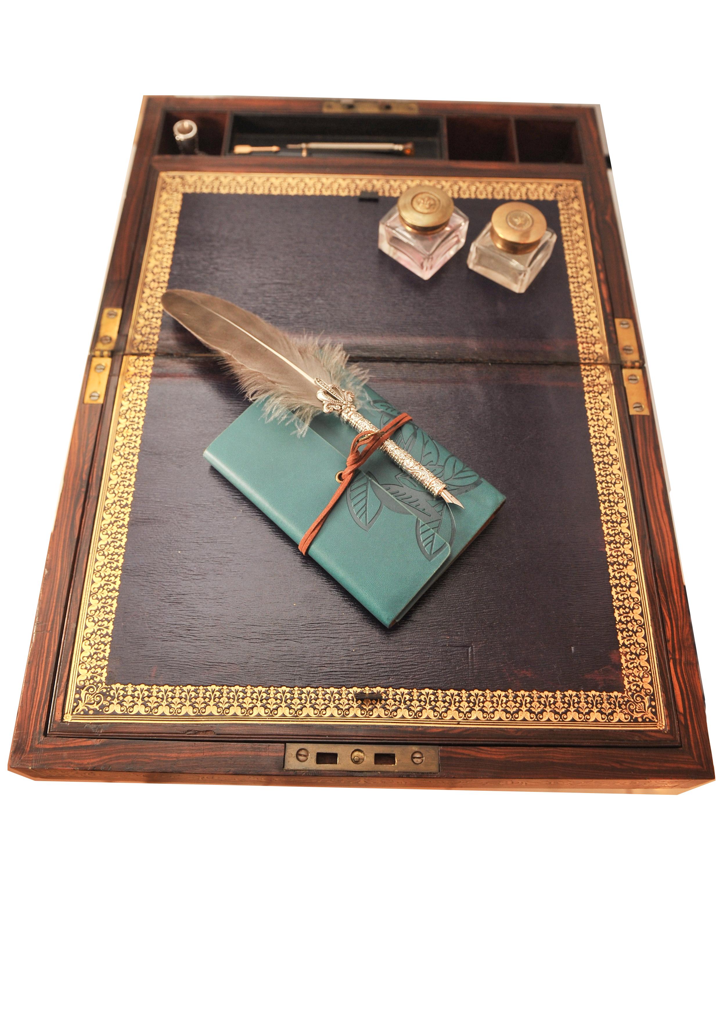 Britannico Raro tavolo da scrittura inglese Regency con finiture in ottone decorativo di Wells & Lambe in vendita