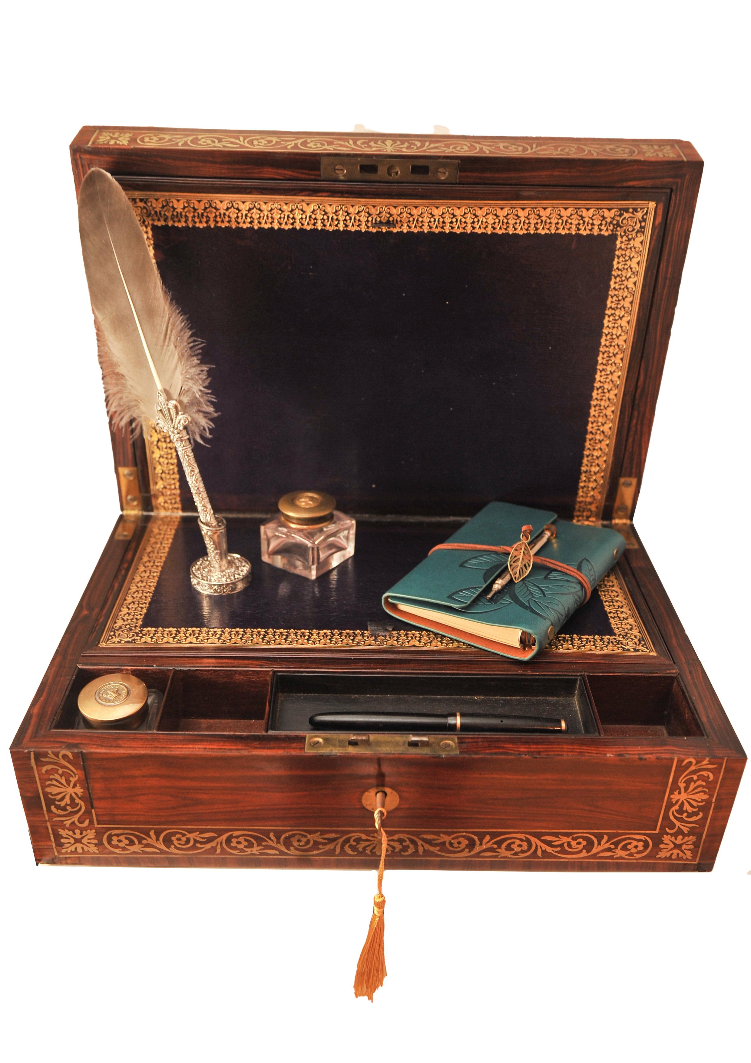 Fatto a mano Raro tavolo da scrittura inglese Regency con finiture in ottone decorativo di Wells & Lambe in vendita