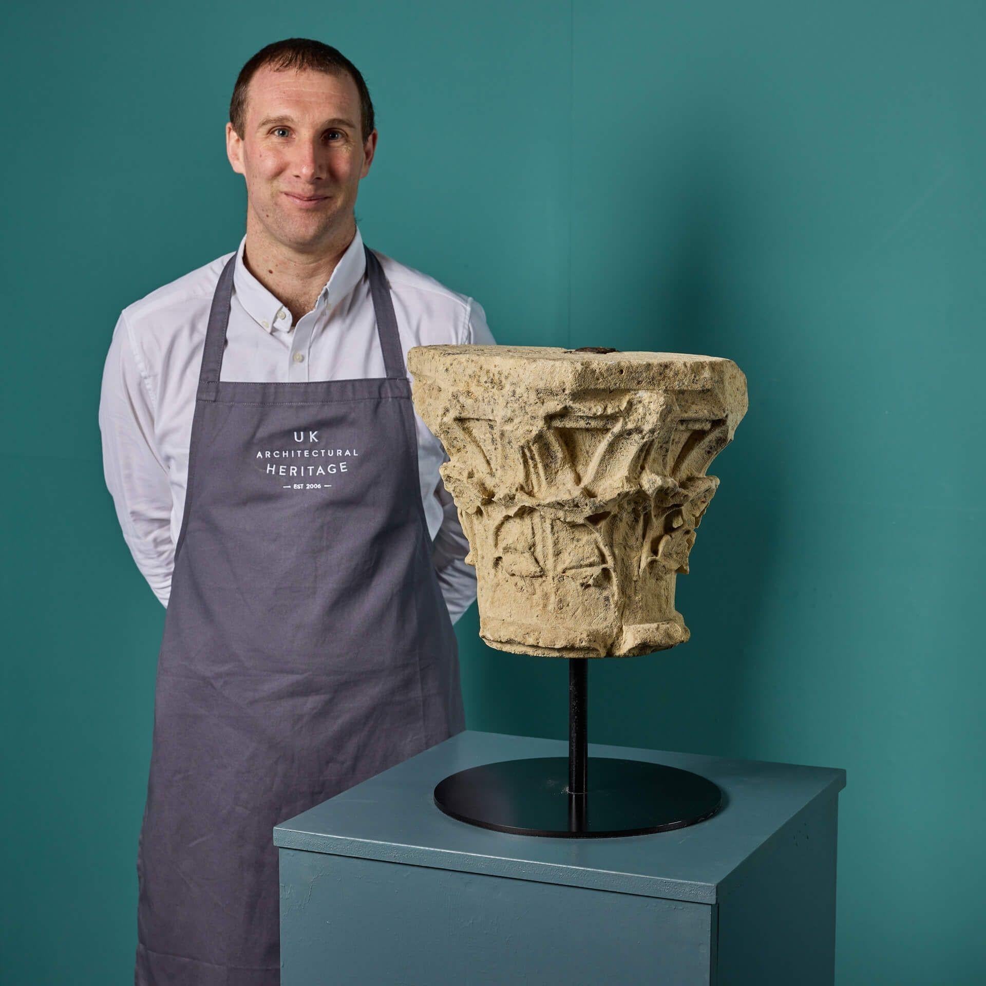 Questo capitello romanico inglese in pietra calcarea, danneggiato dalle intemperie, è vecchio di secoli e risale all'epoca normanna dell'XI e XII secolo. Originario dell'Oxfordshire, è decorativamente intagliato a mano, forse un tempo faceva parte