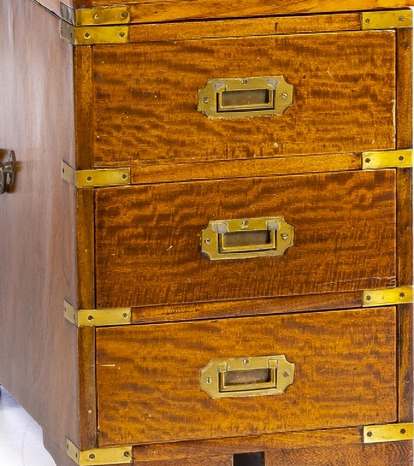 Rare secrétaire anglais de la marine.

du 19ème siècle,
en bois de camphrier, quincaillerie en métal jaune, dessus recouvert de cuir.
Dim. : 80 x 135 x 76 cm
bonnes conditions.
