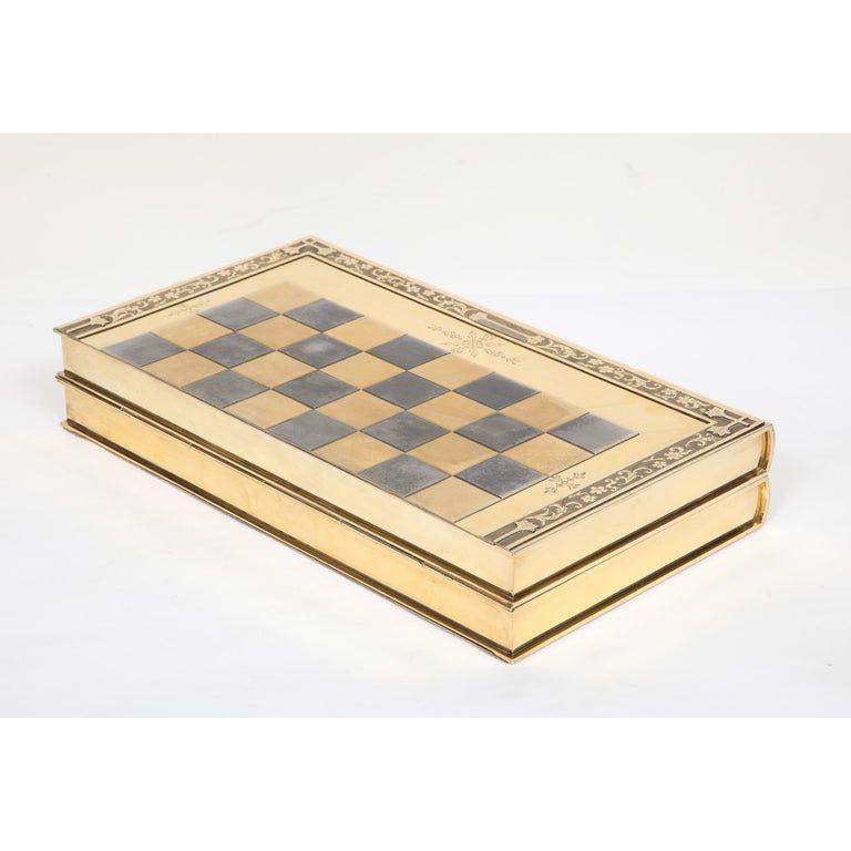 Rare plateau de jeu d'échecs et de backgammon en forme de livre en argent doré, vers 1976 en vente 7