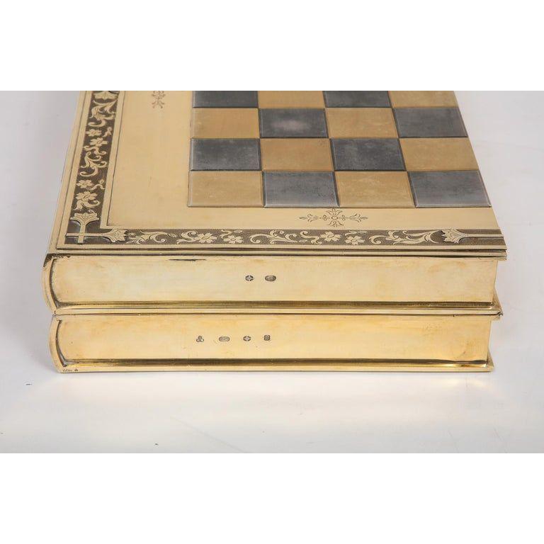 Rare plateau de jeu d'échecs et de backgammon en forme de livre en argent doré, vers 1976 en vente 14