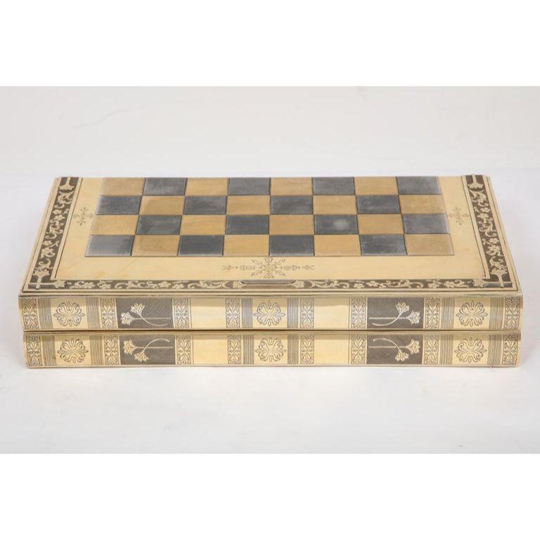 Rara scacchiera e backgammon inglese in argento dorato a forma di libro, circa 1976.  

Questa eccezionale e rara scacchiera in argento massiccio si trasforma in una scacchiera da backgammon e può anche essere collocata in una libreria per