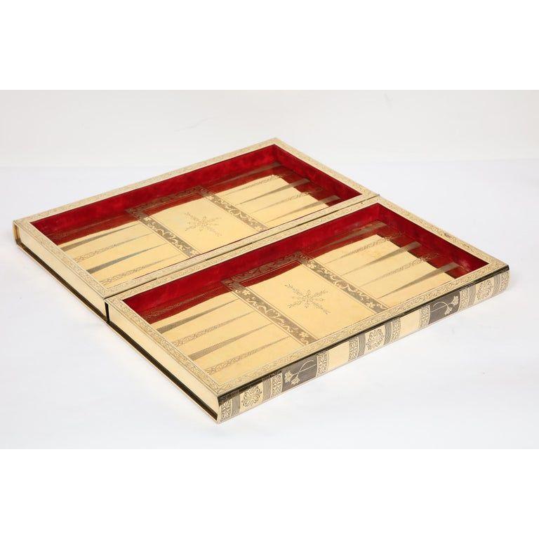 Rare plateau de jeu d'échecs et de backgammon en forme de livre en argent doré, vers 1976 en vente 2