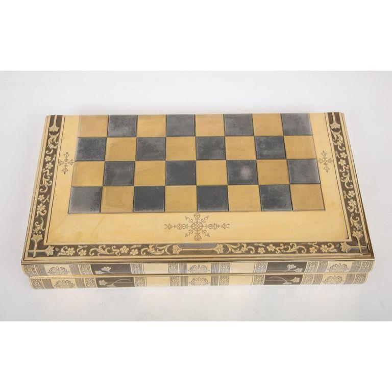 da uomo o donna Rara tavola da gioco per scacchi e backgammon inglese in argento e dorato, circa 1976 in vendita