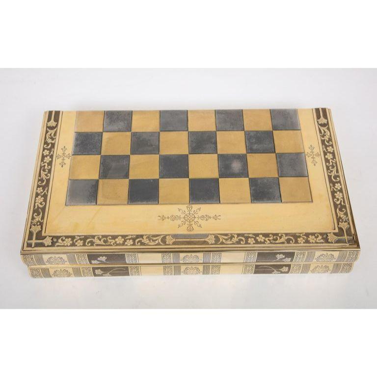 Rare plateau de jeu d'échecs et de backgammon en forme de livre en argent doré, vers 1976 en vente 3