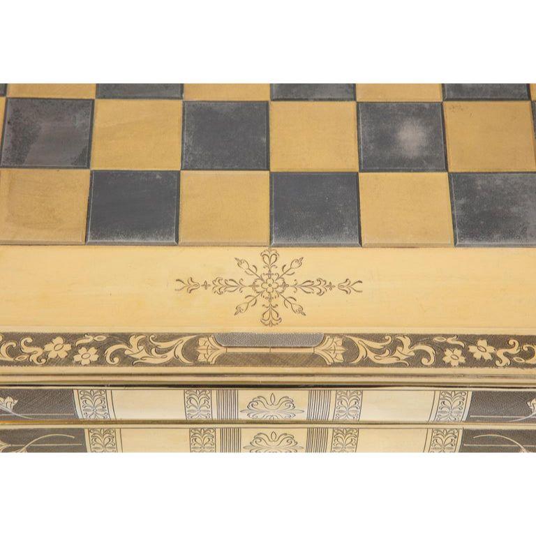 Rare plateau de jeu d'échecs et de backgammon en forme de livre en argent doré, vers 1976 en vente 4