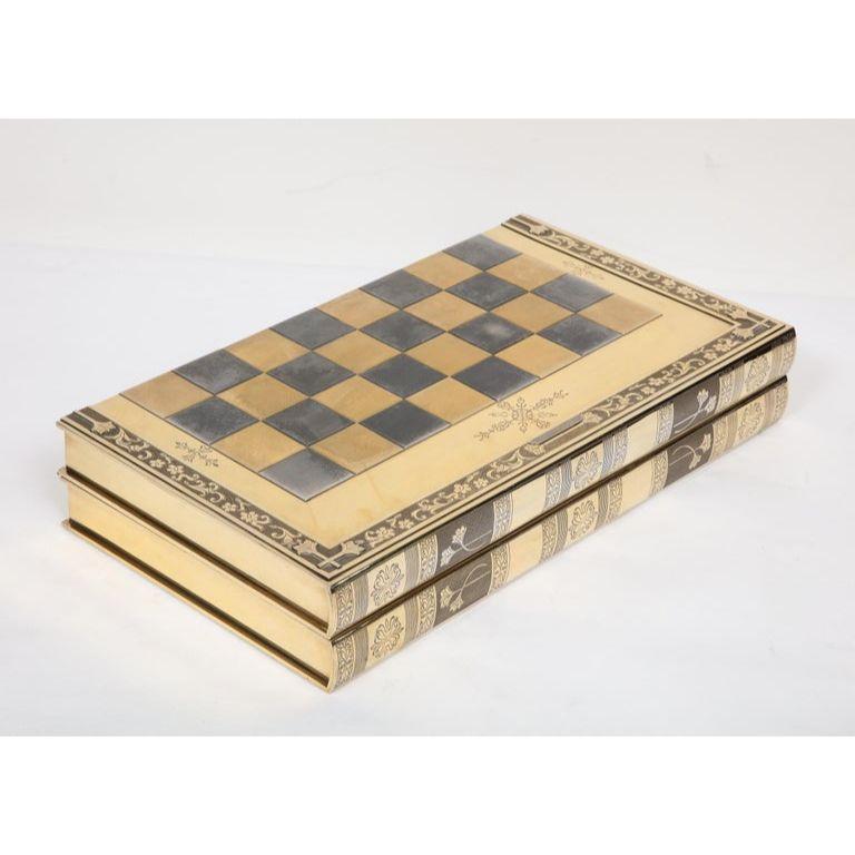 Rare plateau de jeu d'échecs et de backgammon en forme de livre en argent doré, vers 1976 en vente 5